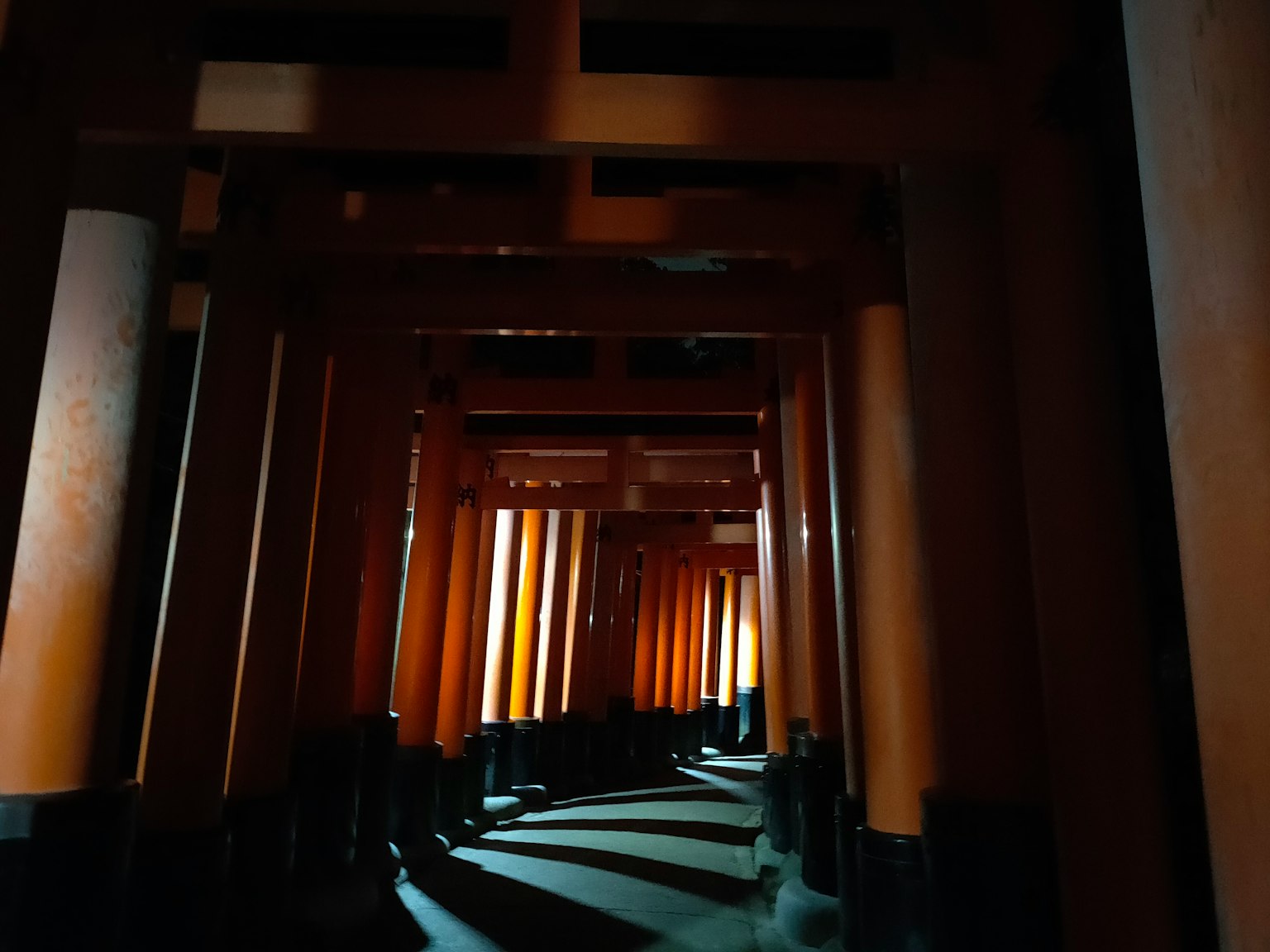 紅色鳥居的隧道視圖 光影效果顯著