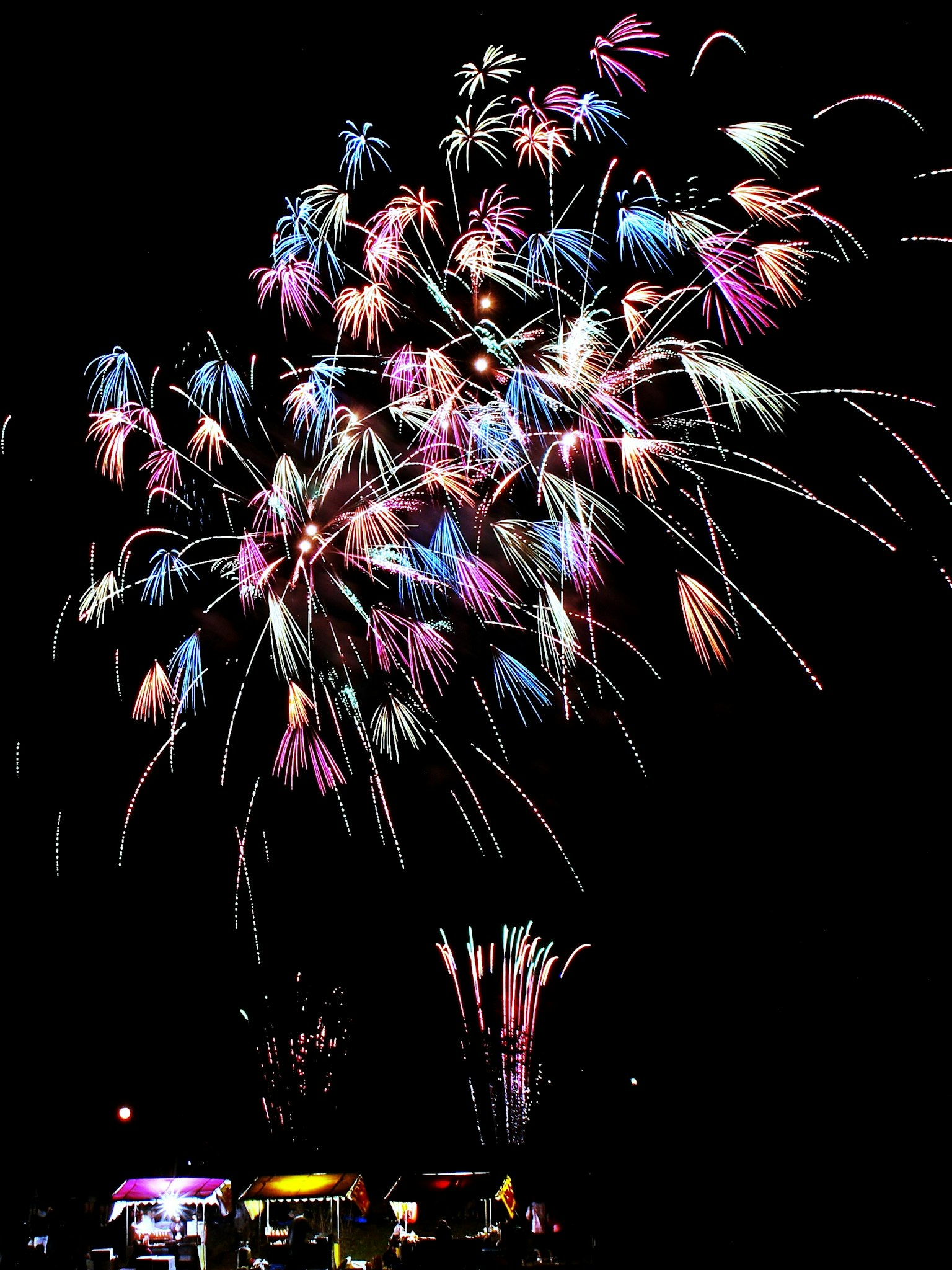 Màn trình diễn pháo hoa đầy màu sắc chiếu sáng bầu trời đêm