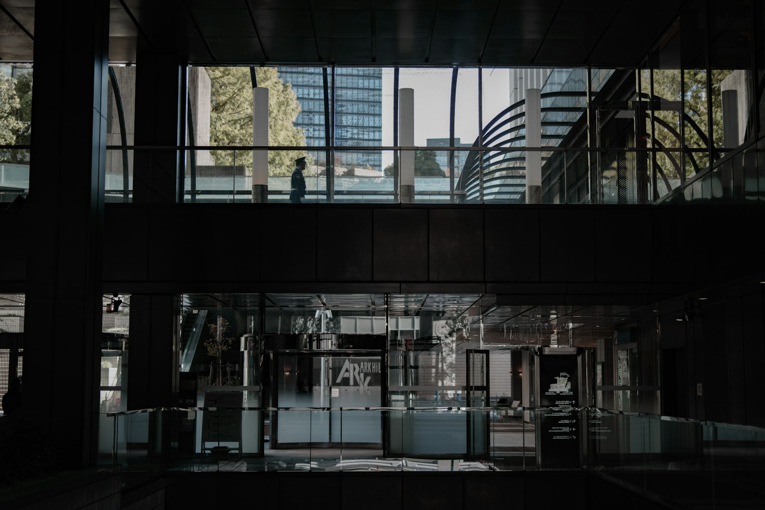 透過玻璃牆可見的現代辦公大樓內部與城市景觀