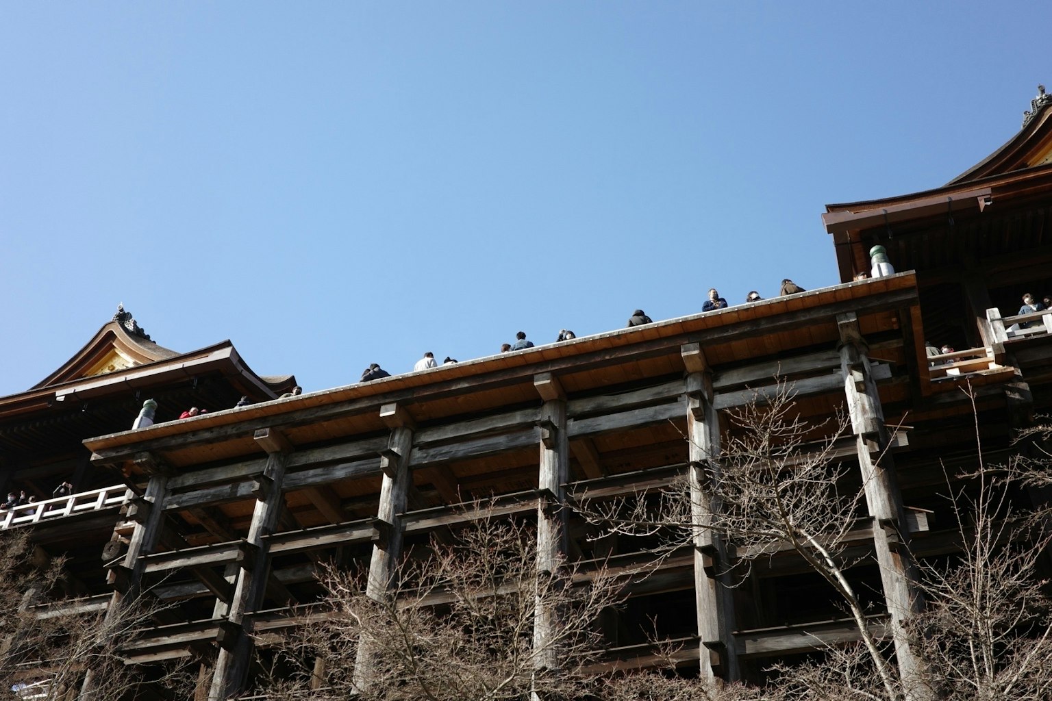 晴朗藍天下的傳統建築上部