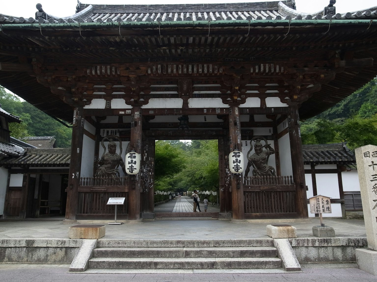 Puerta de templo japonés tradicional con diseño de madera intrincado