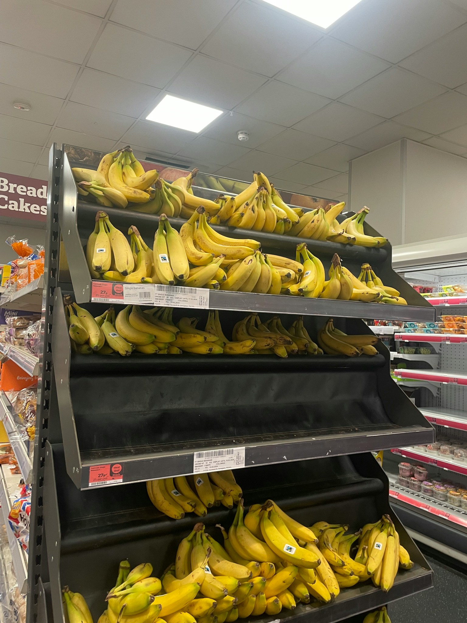 Frische Bananen auf einem Supermarkregal ausgestellt