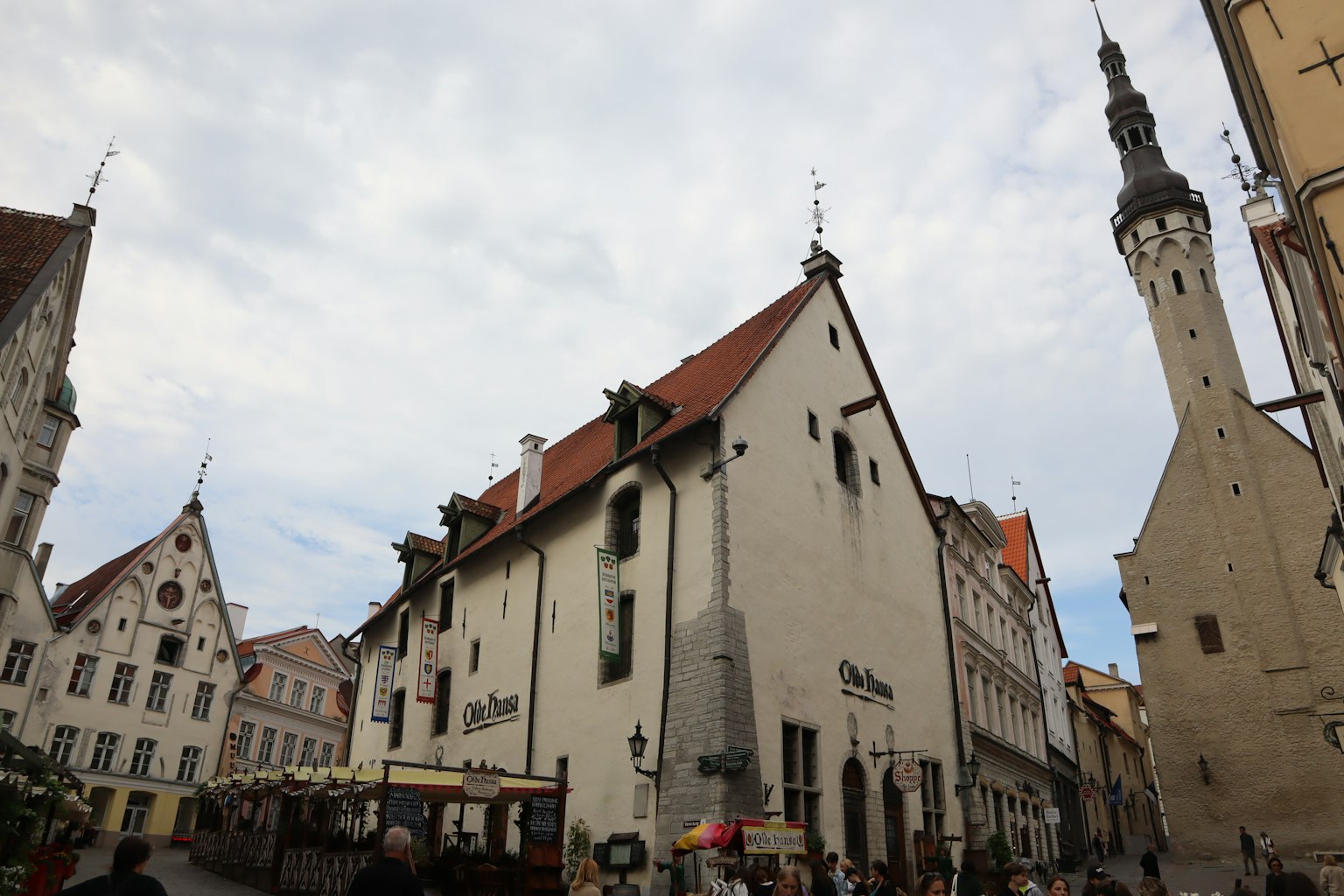 Vista de edificios históricos en la plaza del casco antiguo de Tallin