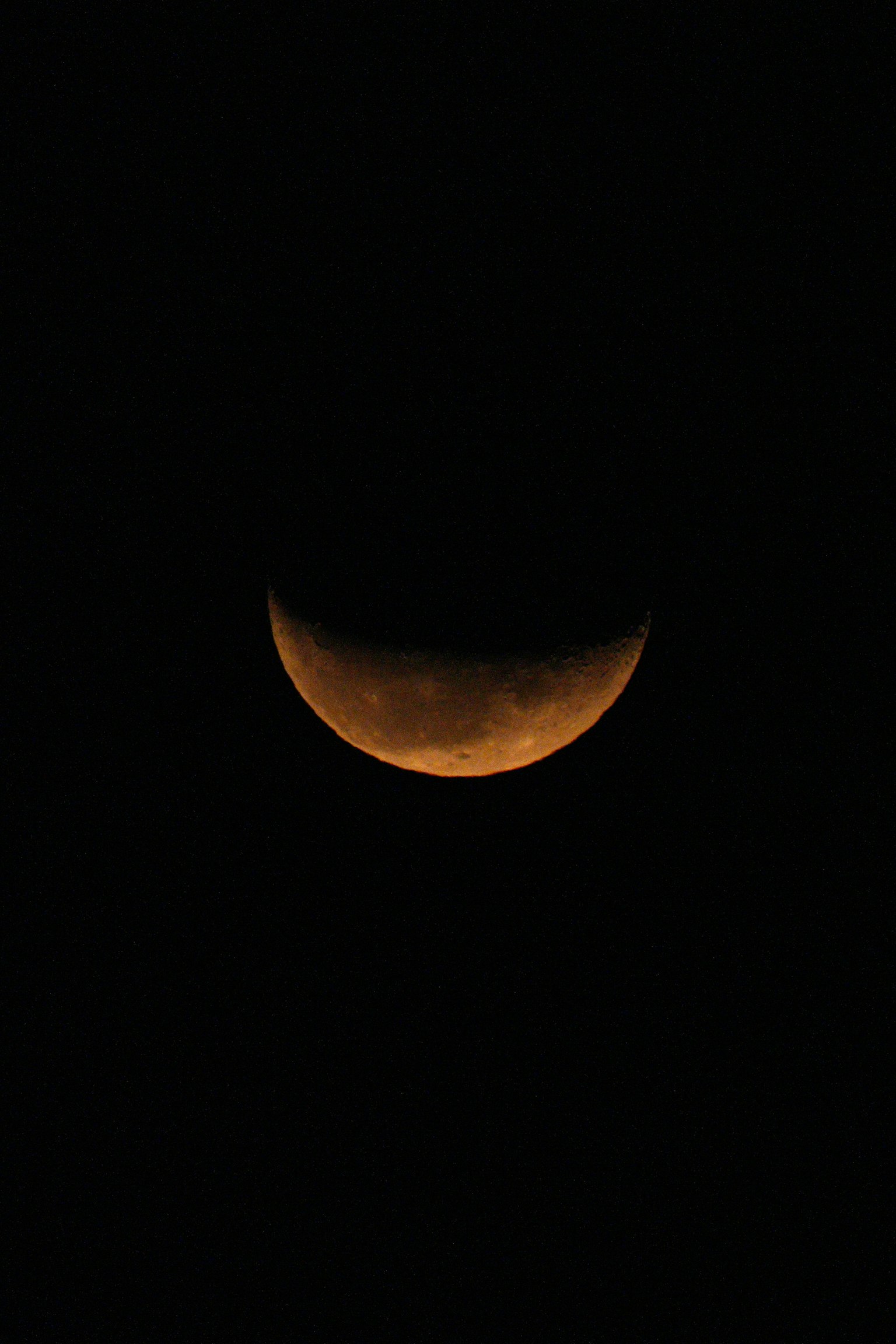 夜空中的橙色弯月