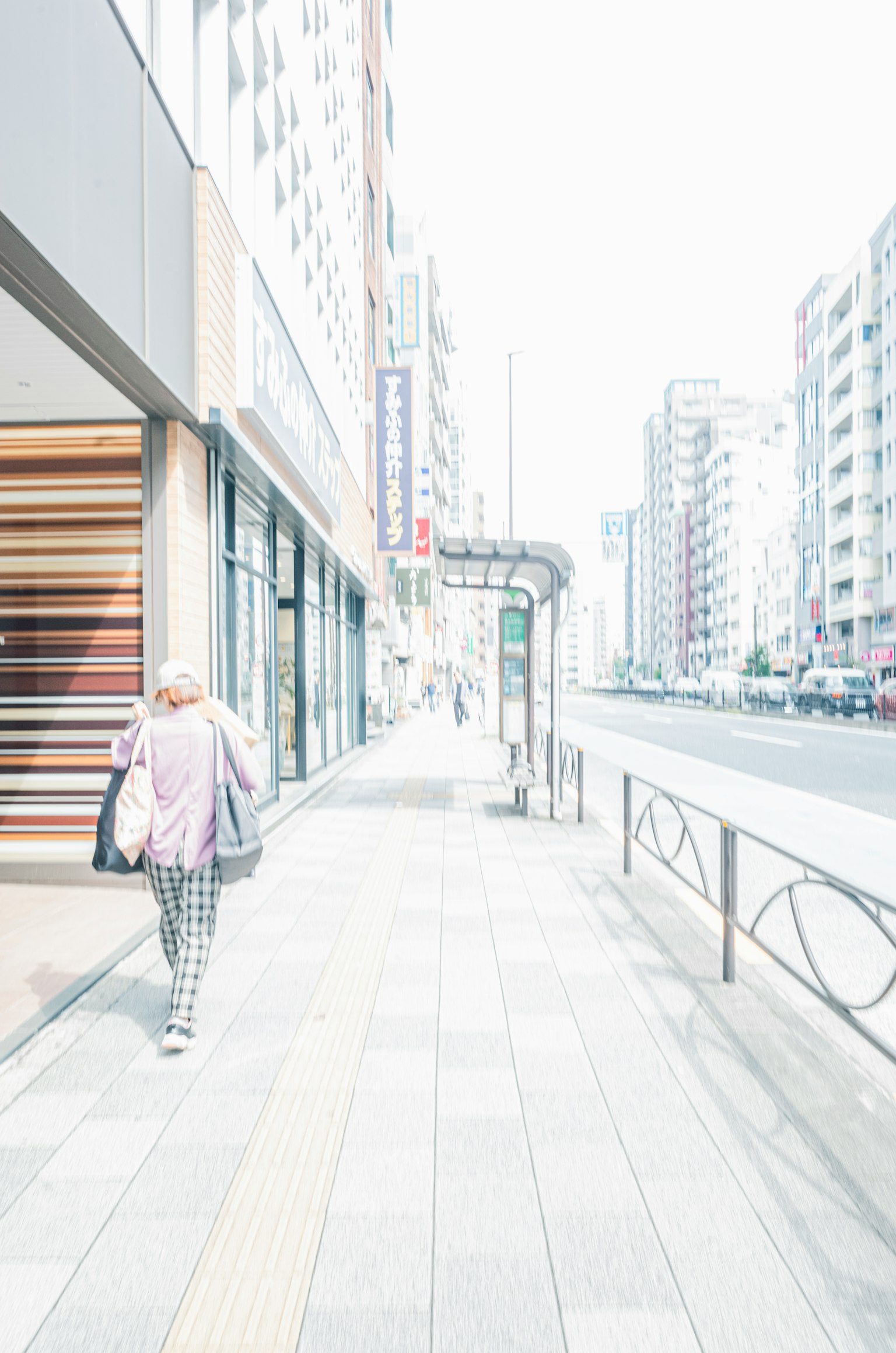 Mujer caminando en luz suave escena urbana con edificios
