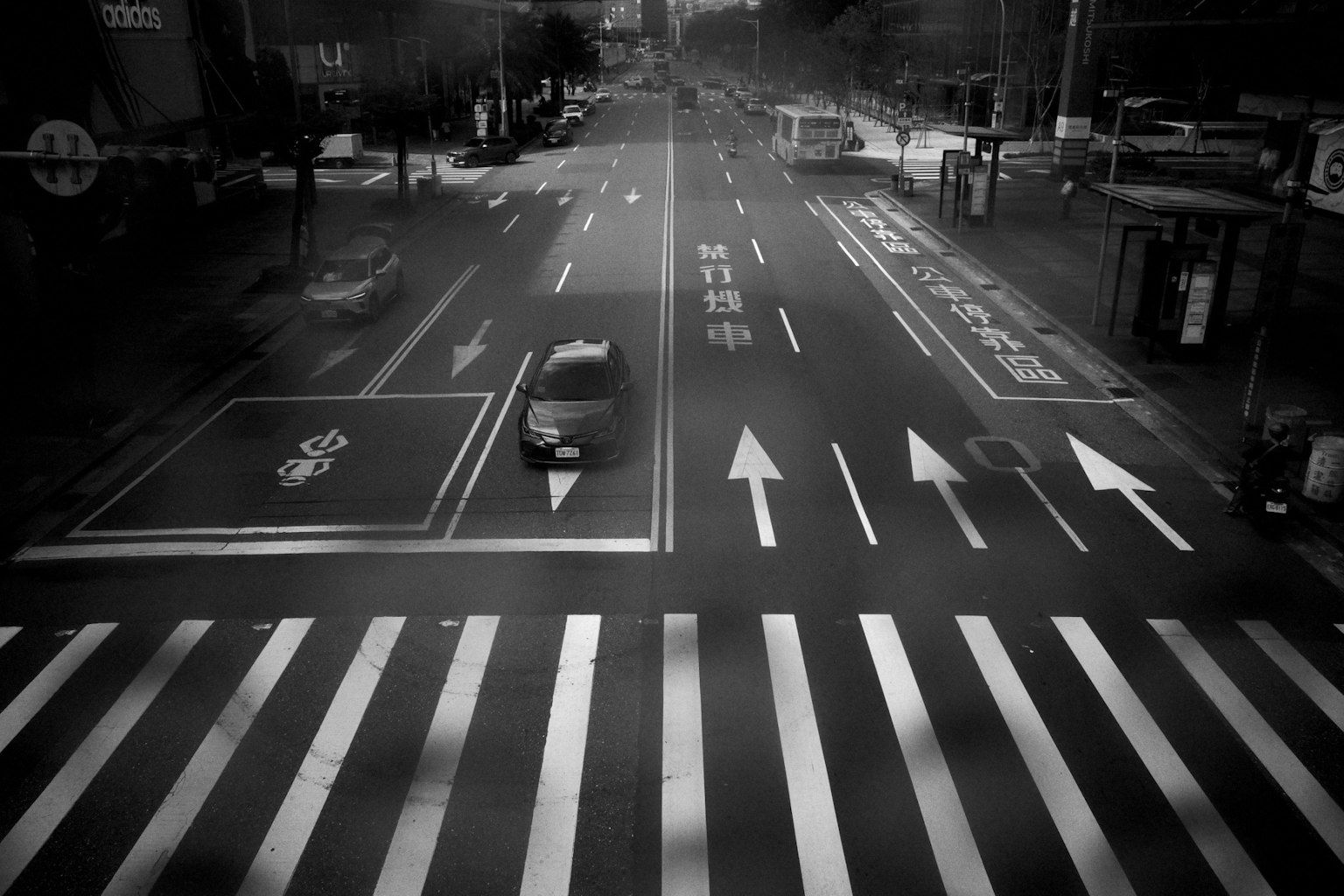 白黒の都市の交差点 車線と横断歩道が見える