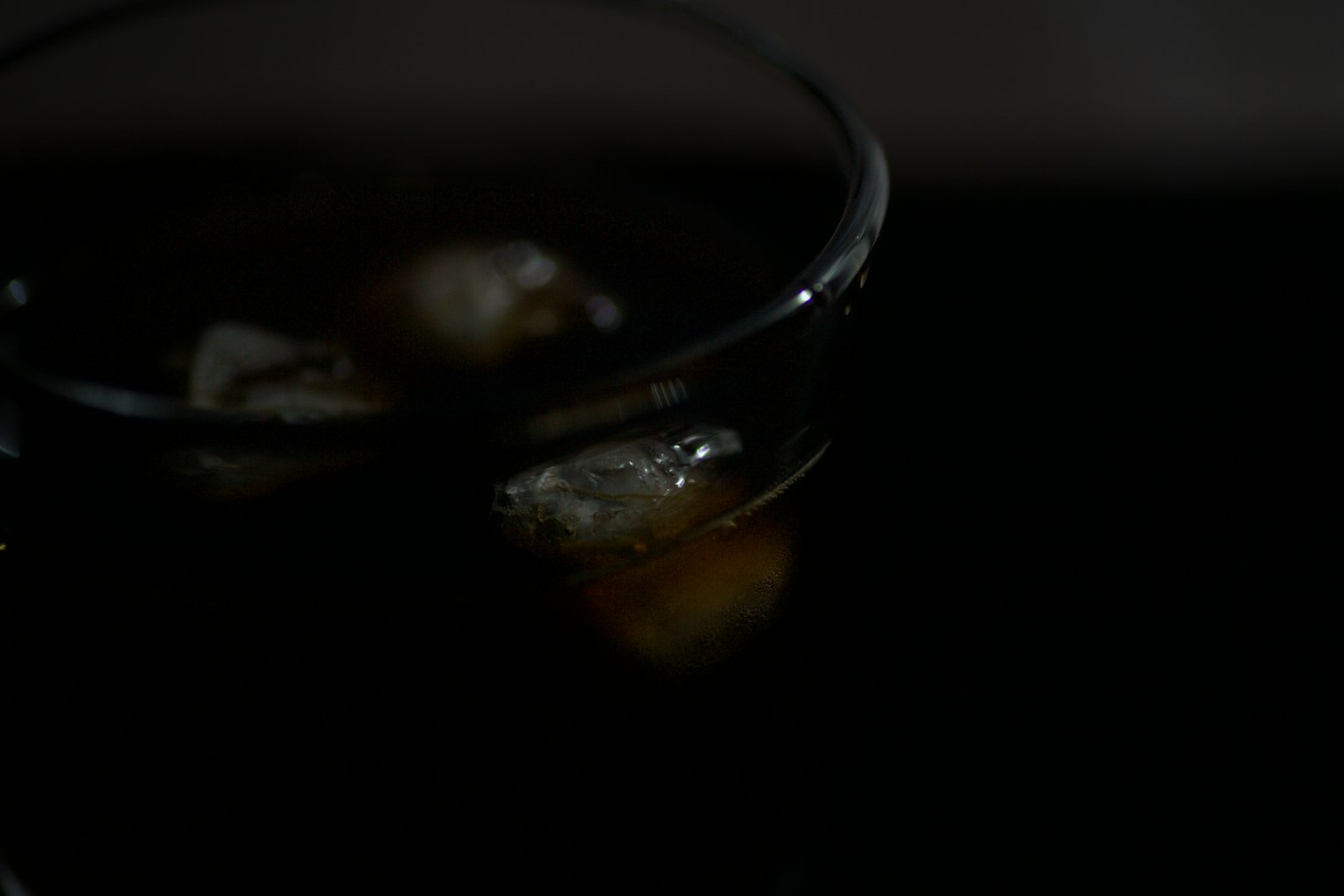 裝有冰塊的深色飲料杯