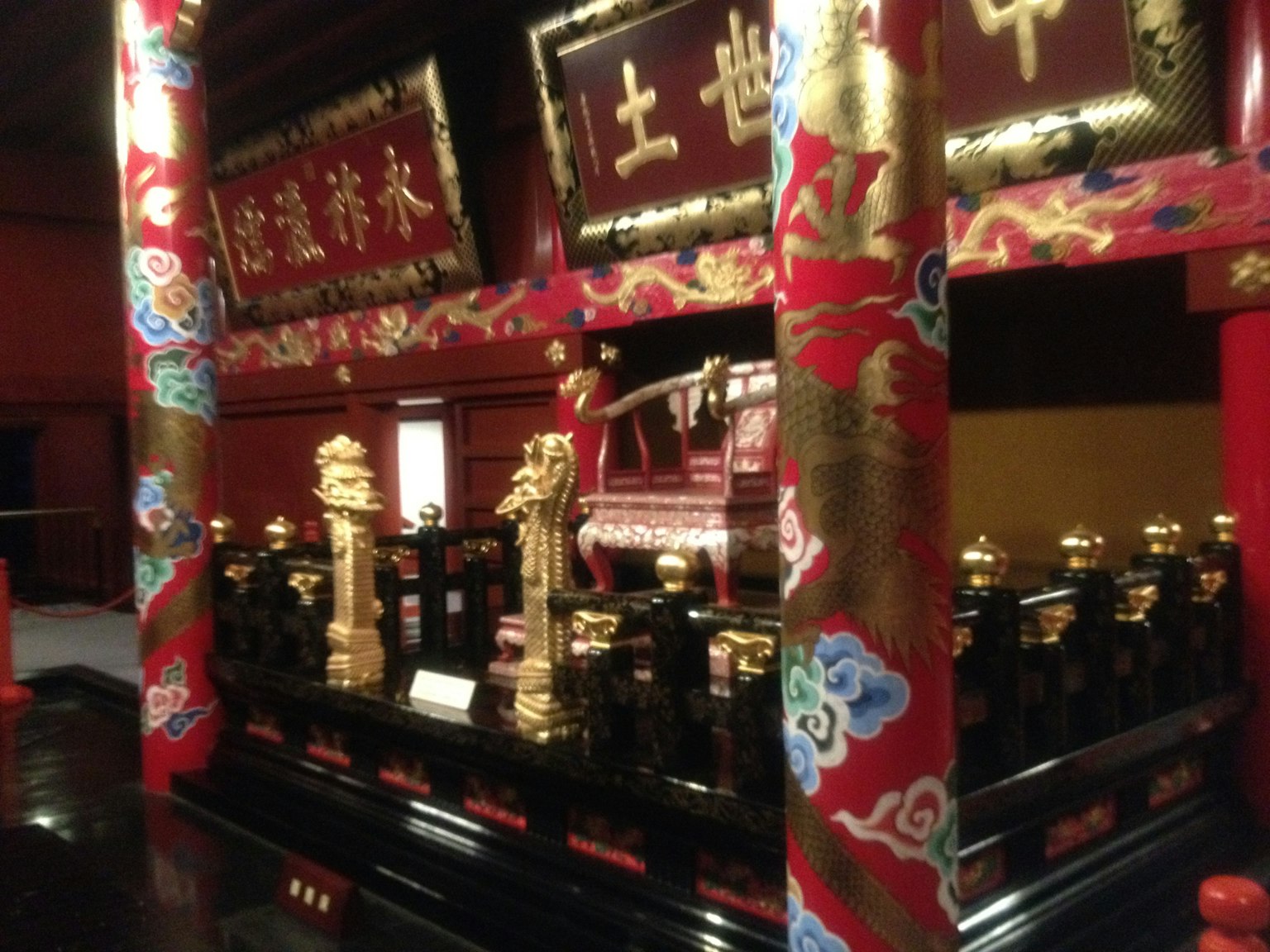 傳統中國建築的內部，紅色和金色裝飾，展示雕塑和裝飾品