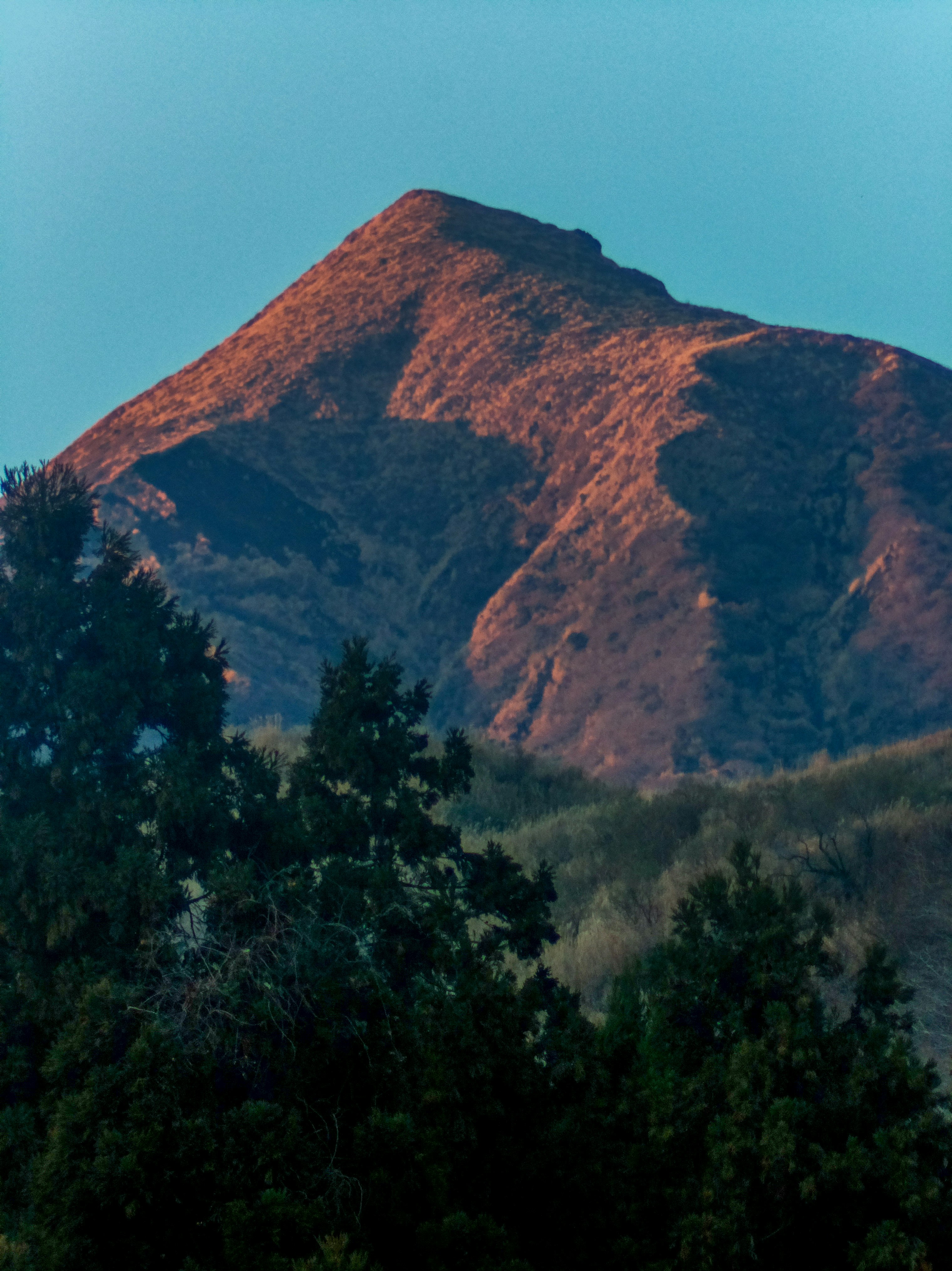 夕暮れの山と森に囲まれた風景