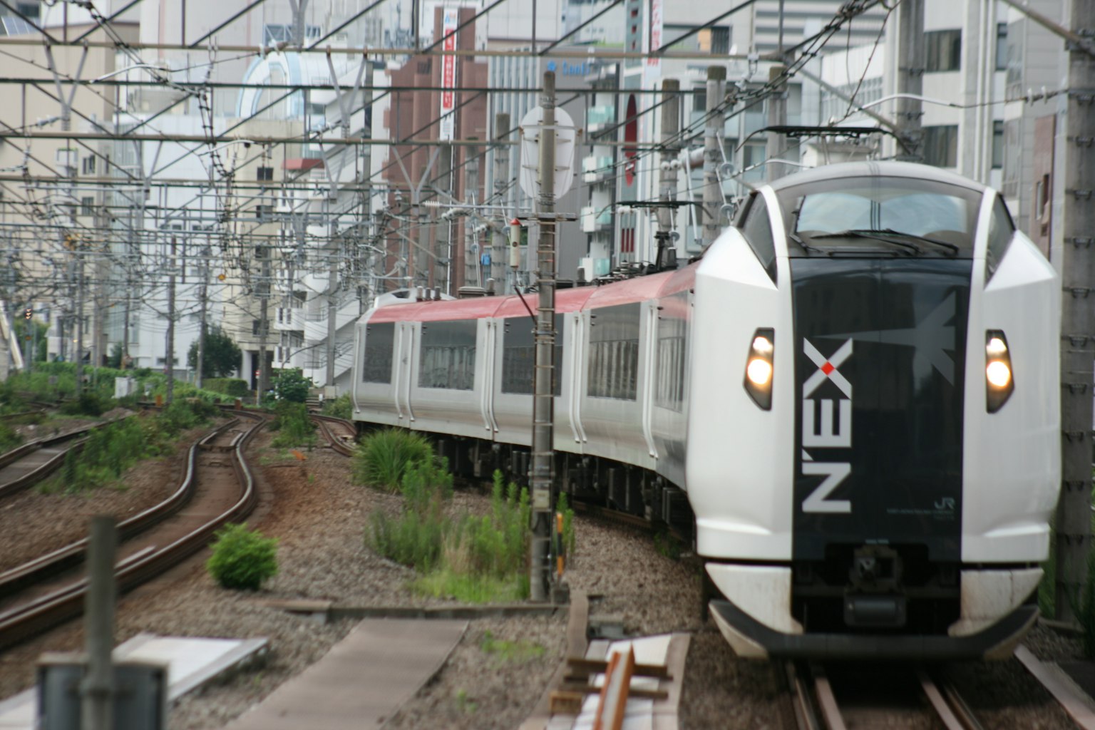 Un train Shinkansen naviguant dans un environnement urbain