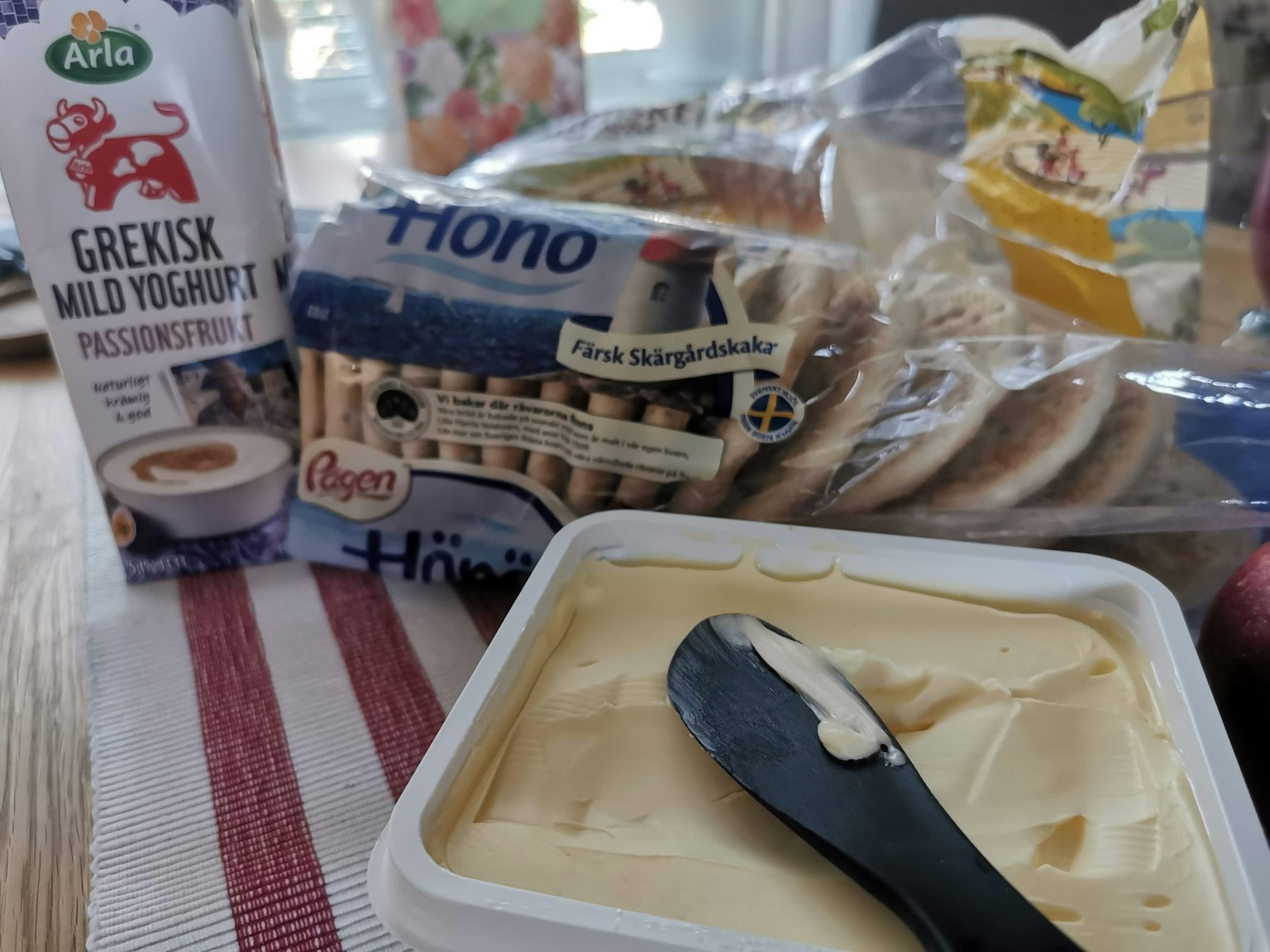 Una foto di yogurt e pane su un tavolo