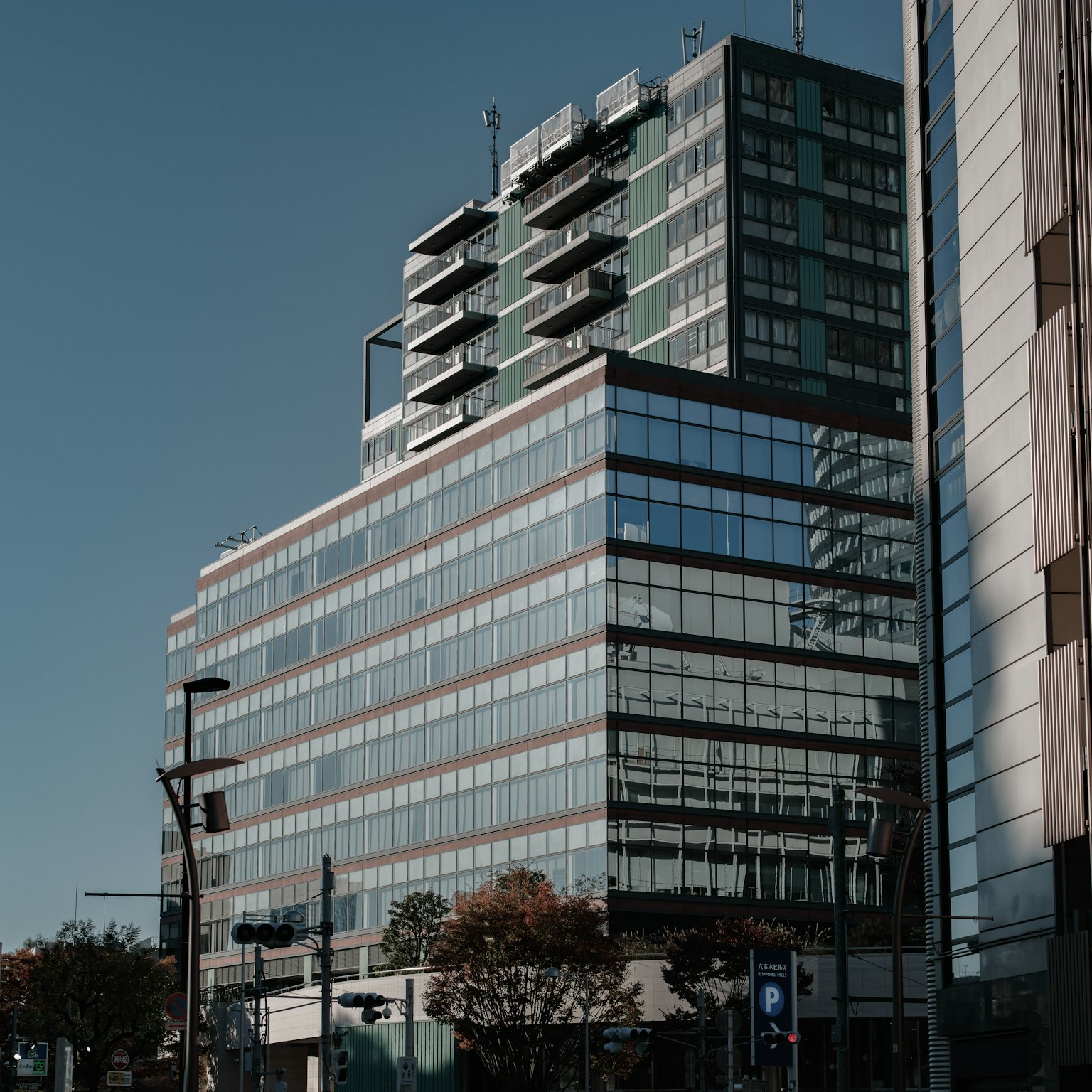 现代玻璃建筑的城市风景