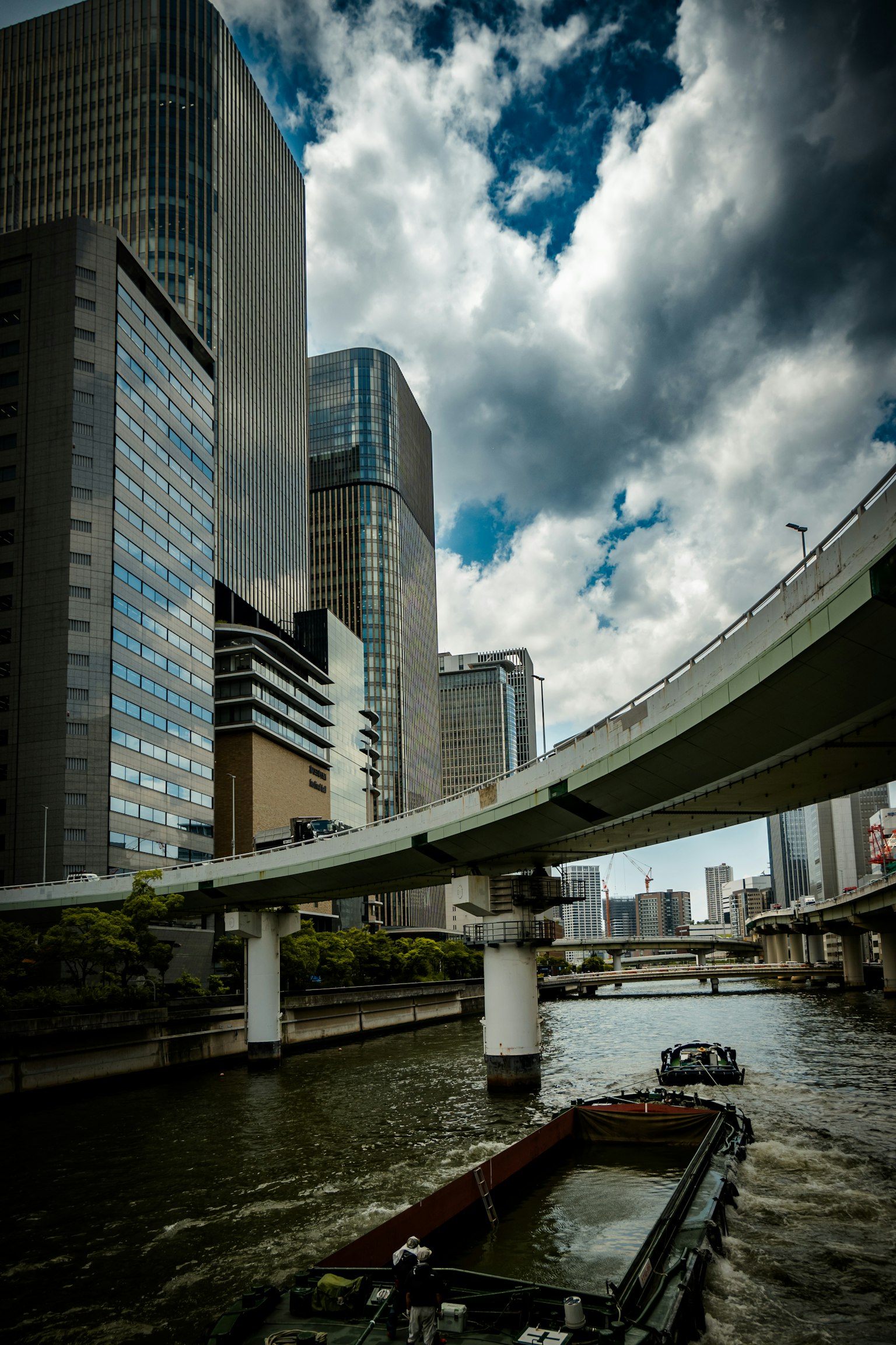 城市河流场景，高楼大厦和跨越水面的桥