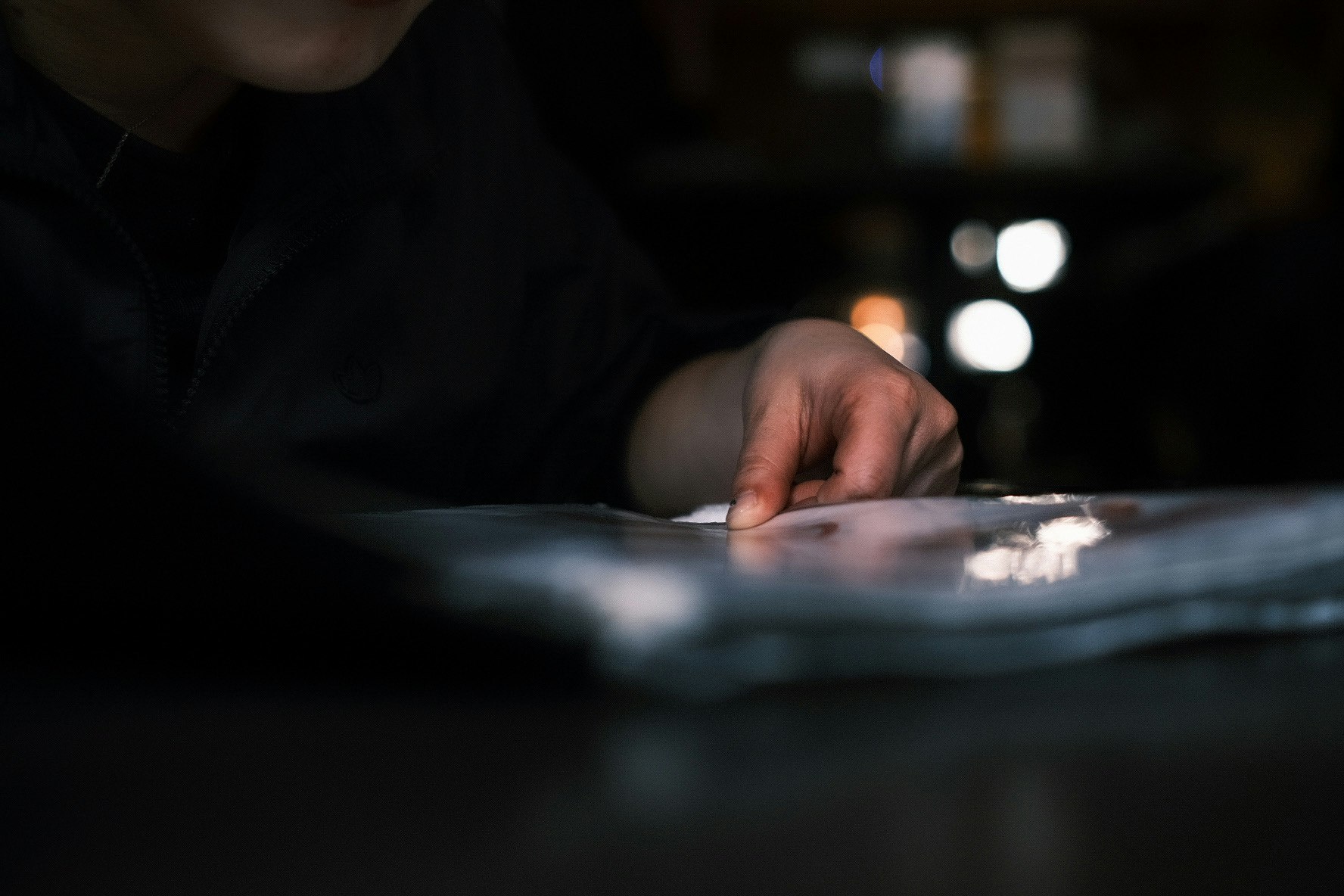 primo piano di una persona che firma un documento