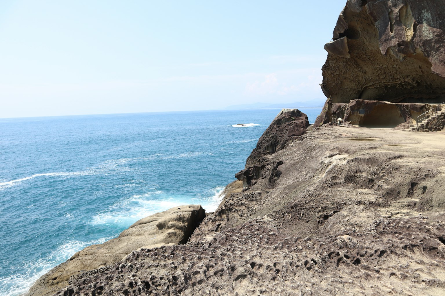 Pemandangan pantai berbatu dengan lautan biru