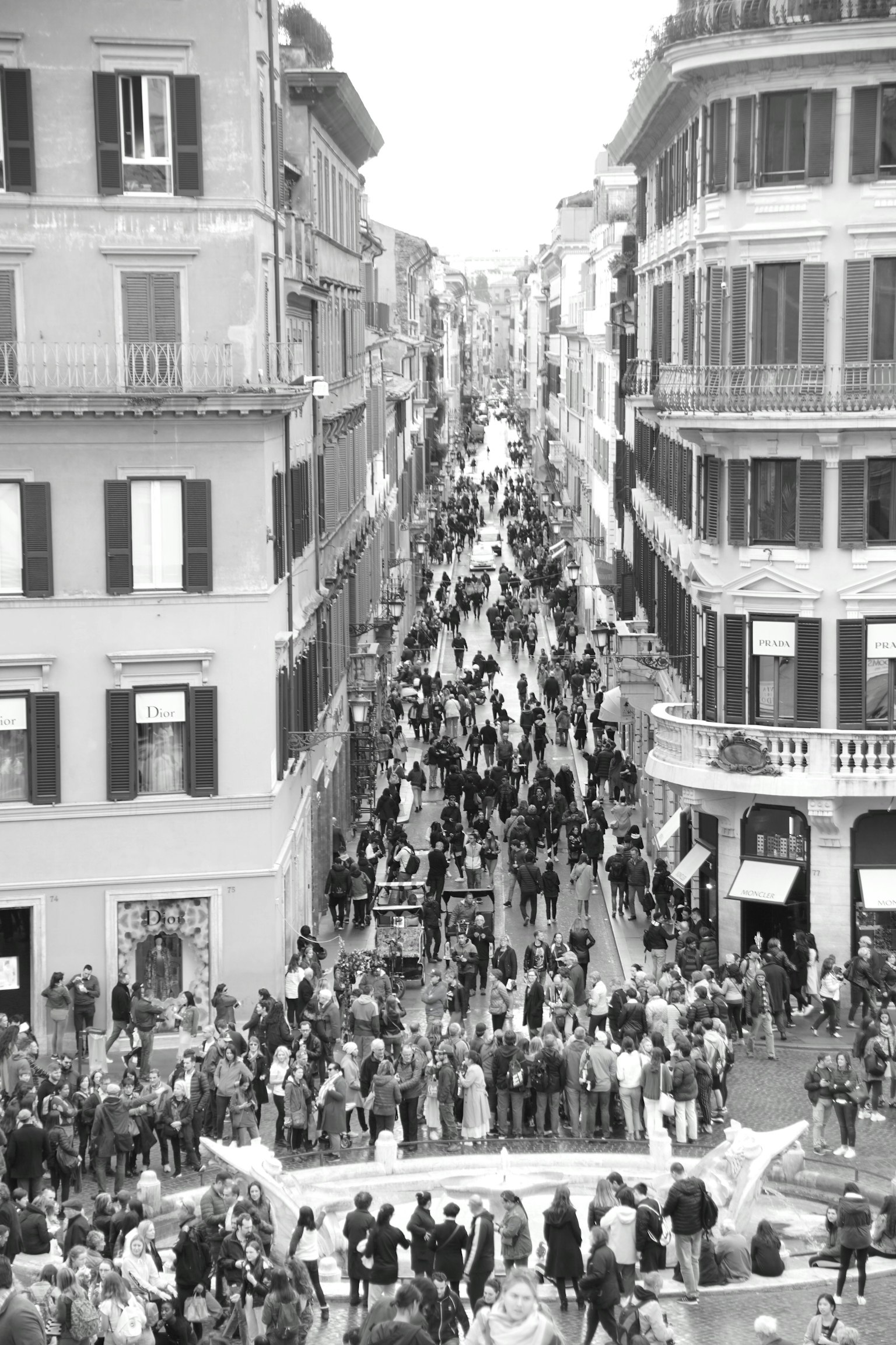 Multitud reunida en una calle bulliciosa de Roma