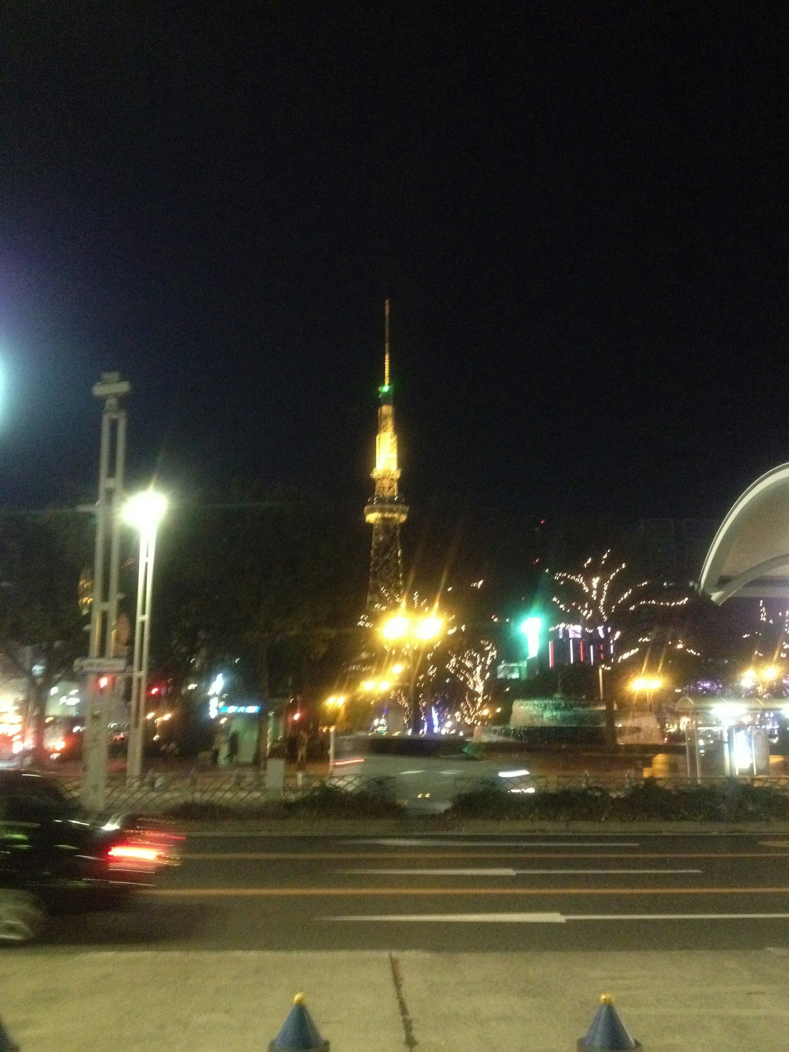 Tokyo Tower nachts beleuchtet mit umliegenden Stadtlichtern