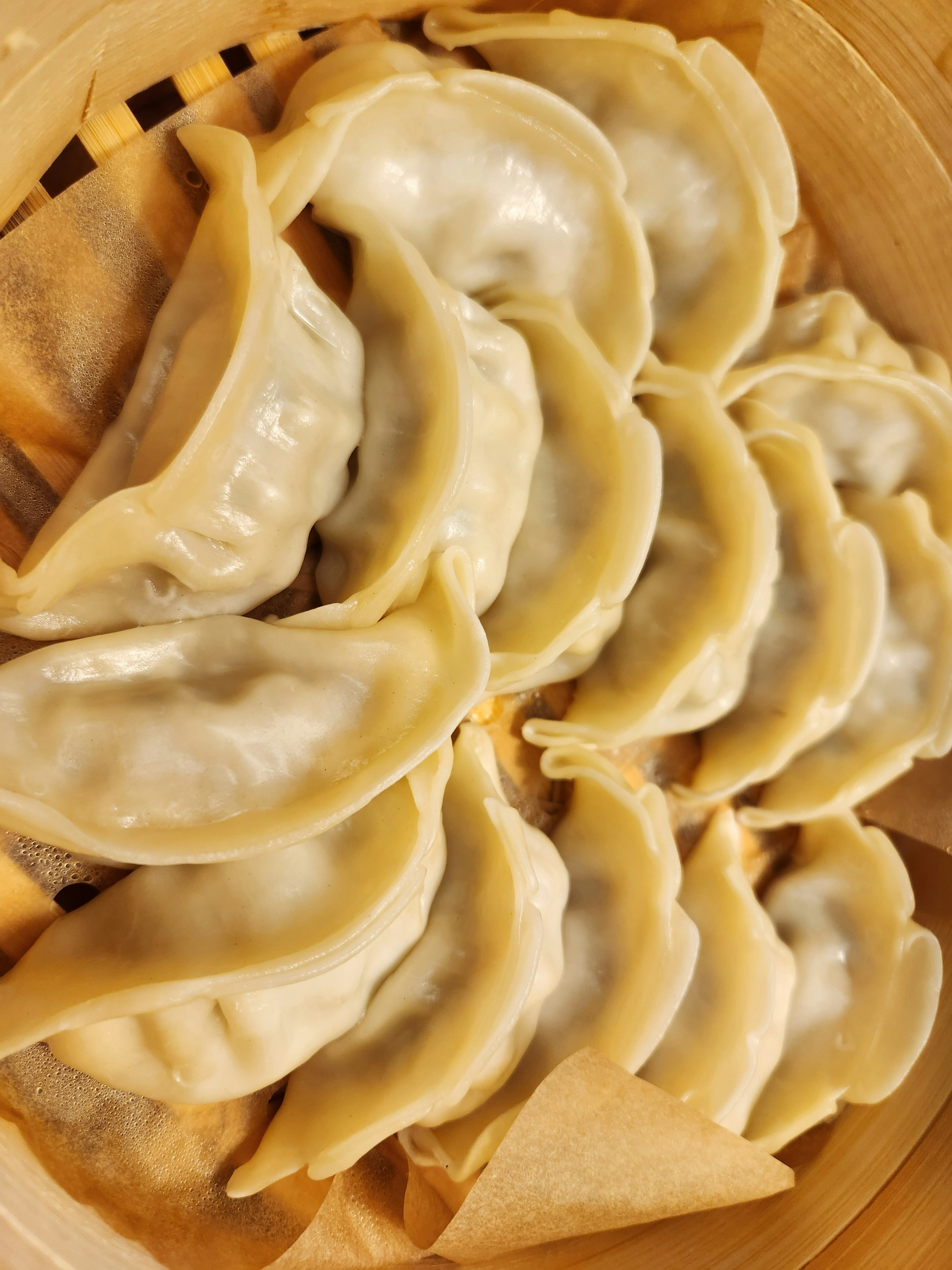 primo piano di ravioli/dumpling in una ciotola di legno
