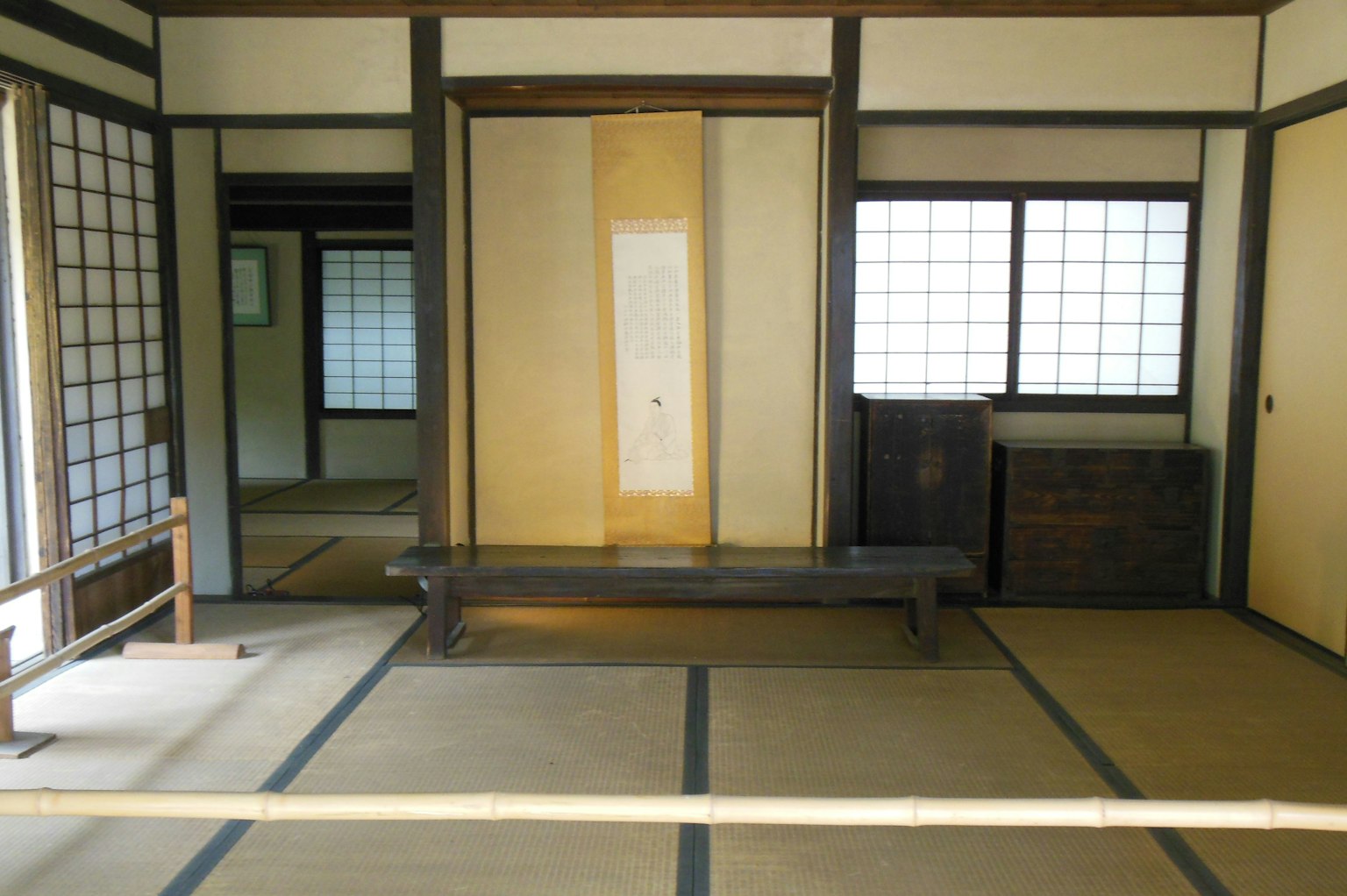 Intérieur d'une chambre japonaise traditionnelle avec tatamis banc en bois et fenêtres lumineuses