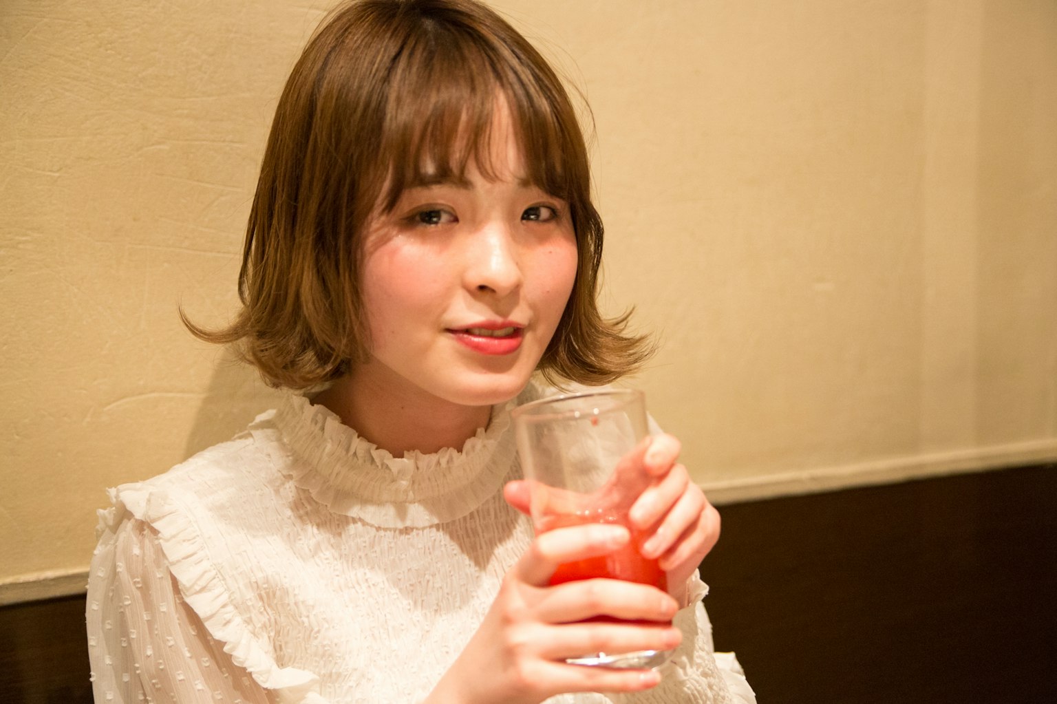 Potret wanita yang memegang minuman