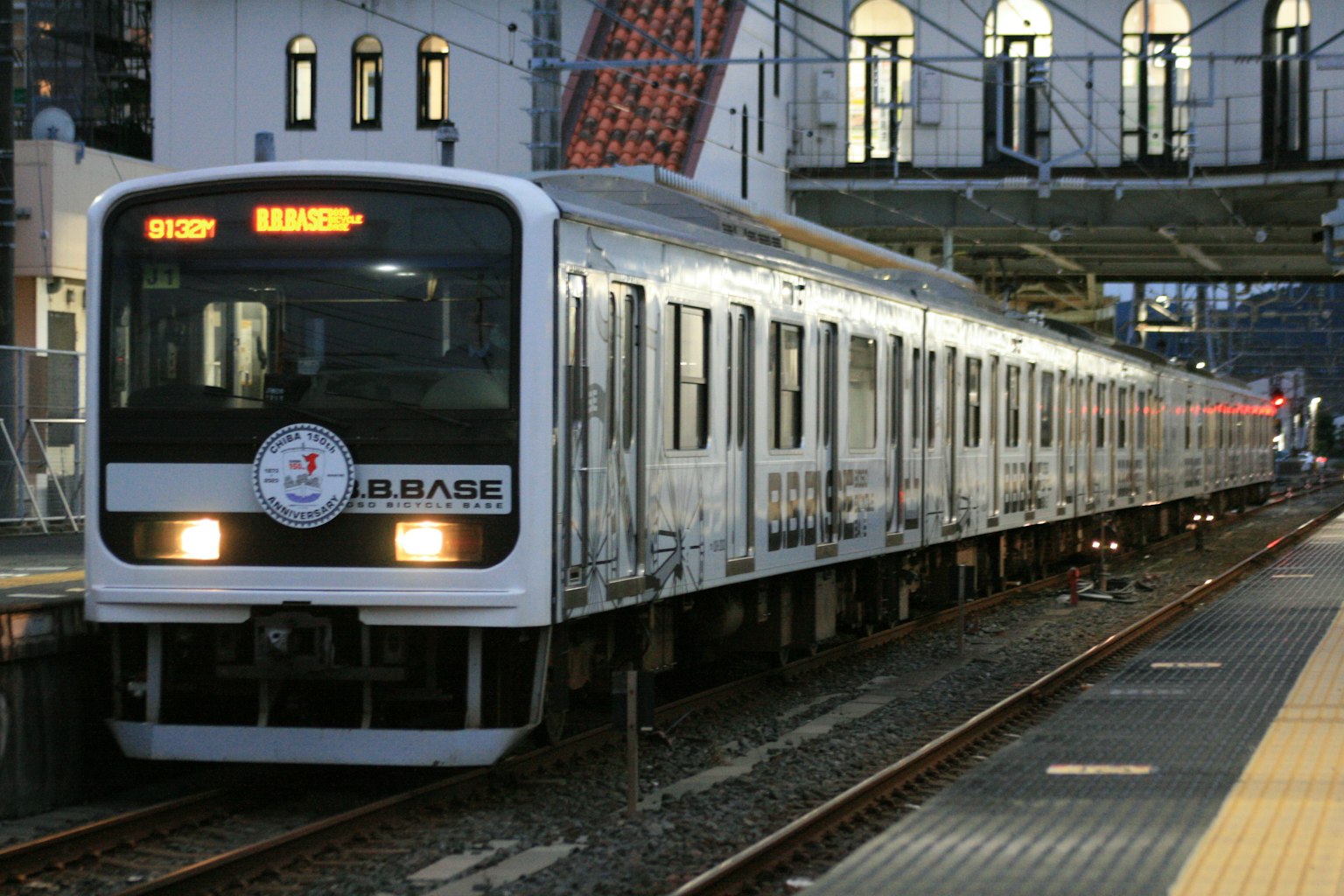 Kereta putih di stasiun saat senja