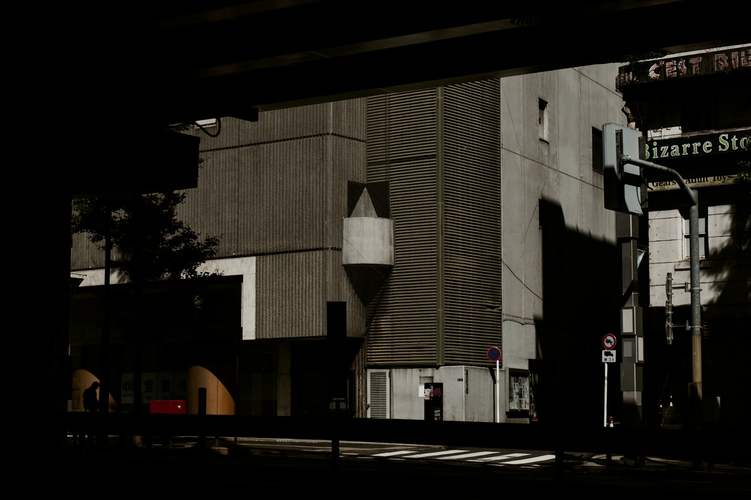 Scena urbana con un edificio dalle forme geometriche e forti ombre