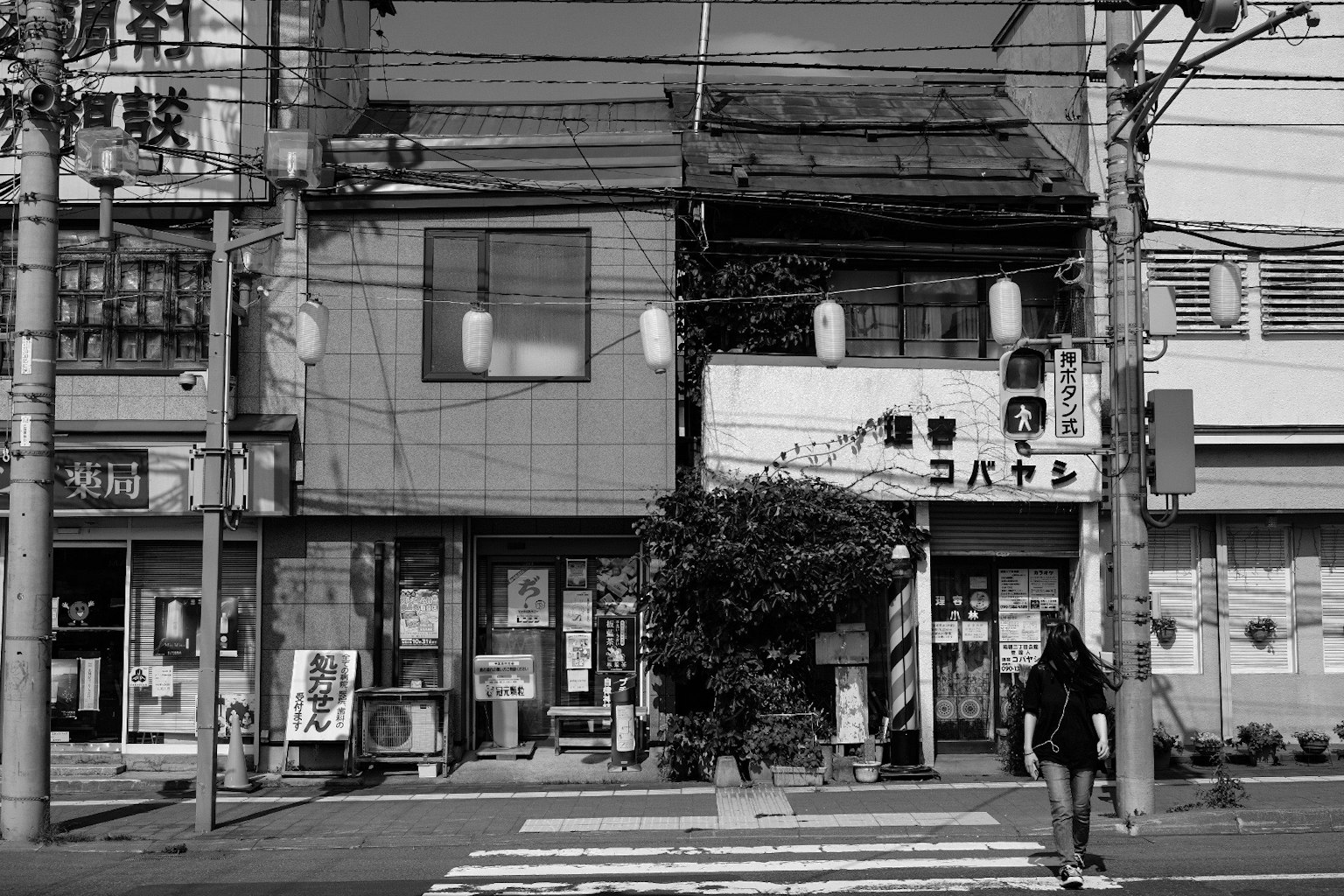 古い建物と提灯がある街角の風景