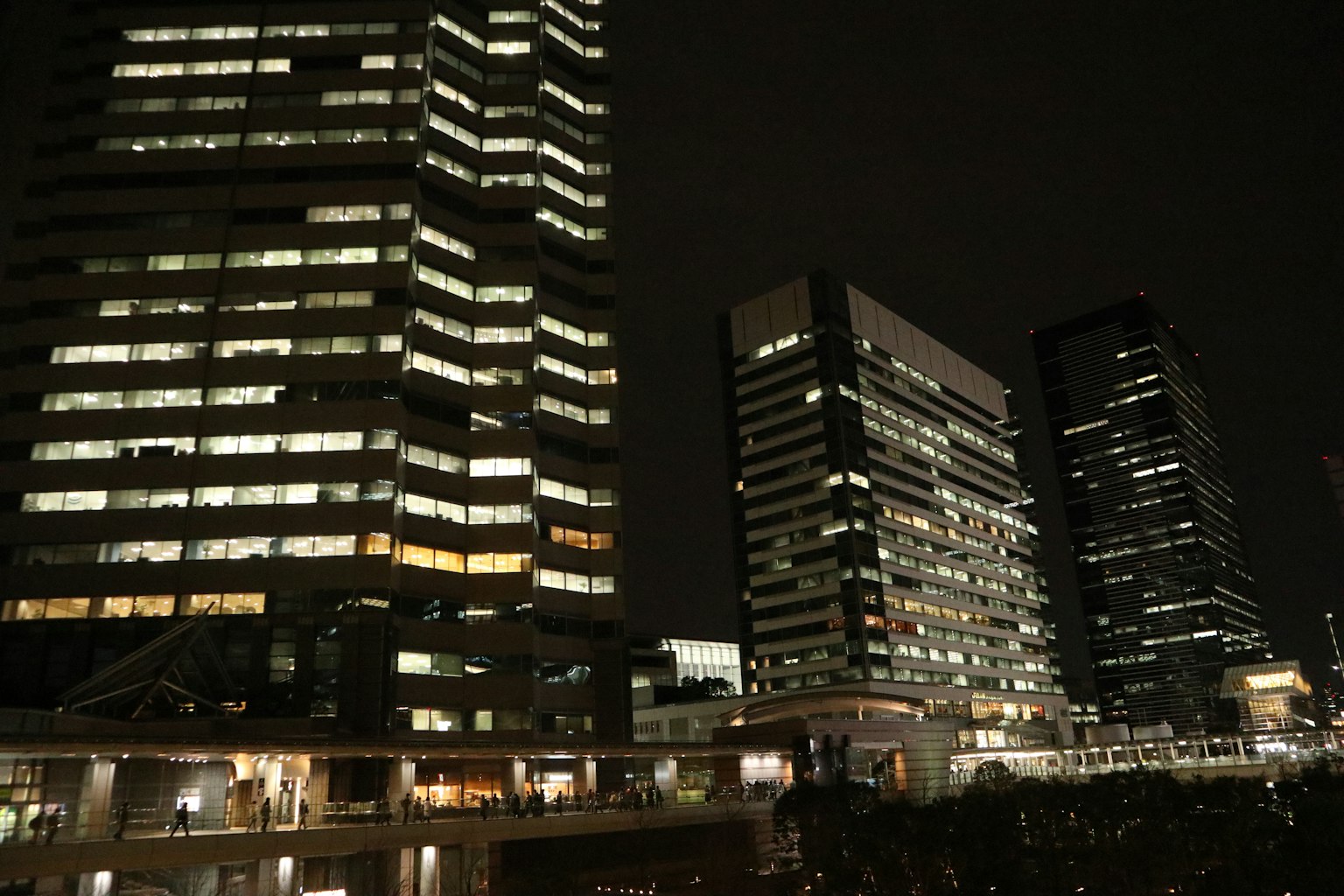 Beleuchtete Wolkenkratzer in einer Stadt bei Nacht