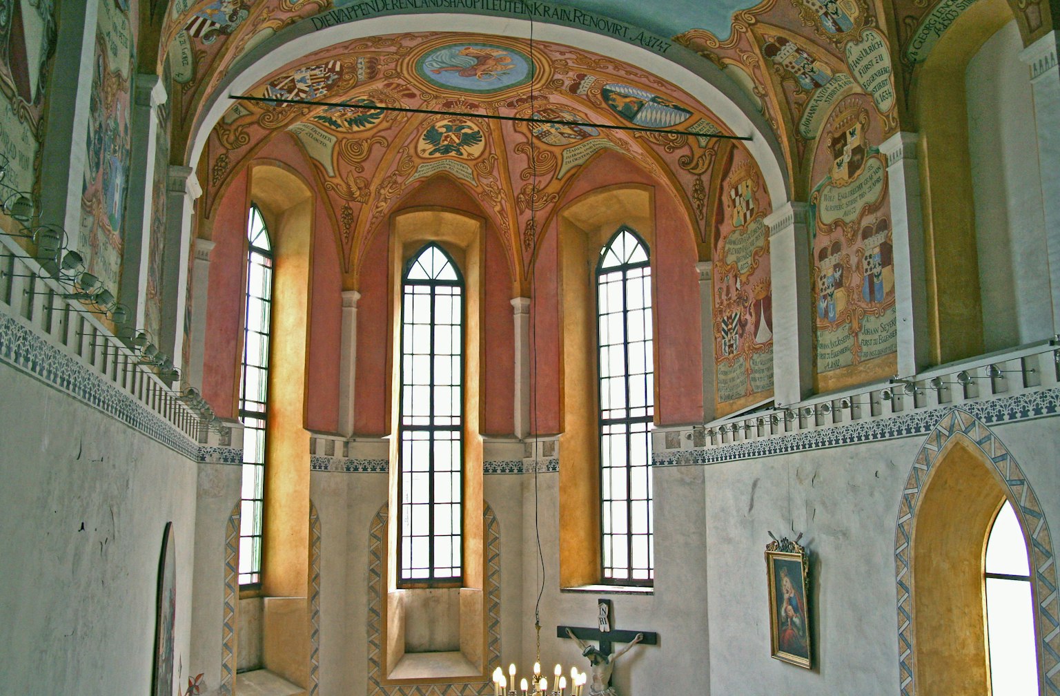 Intérieur d'une église avec de belles fresques au plafond et de grandes fenêtres