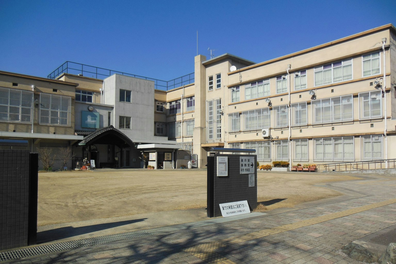 現代學校建築在晴朗藍天下的庭院