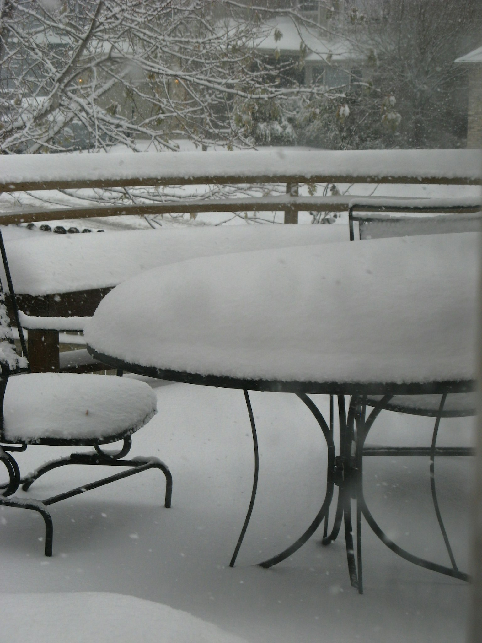 Scena di tavolo e sedie da patio coperte di neve