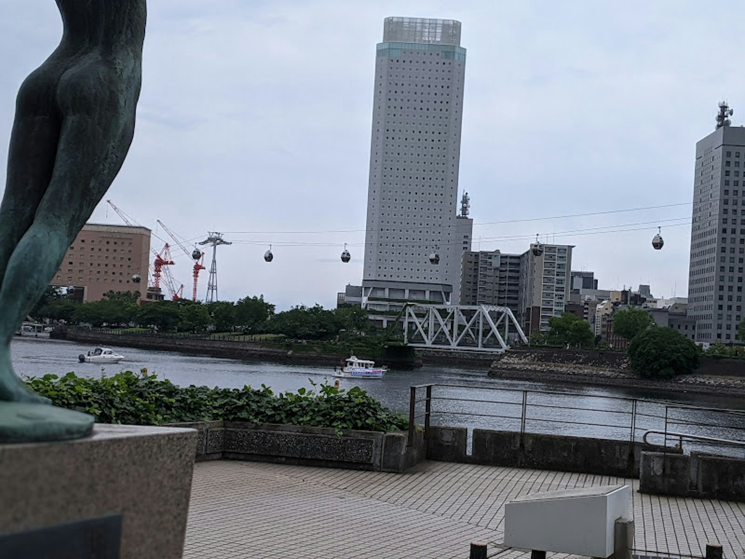 河流與現代建築的風景 前景中有雕塑