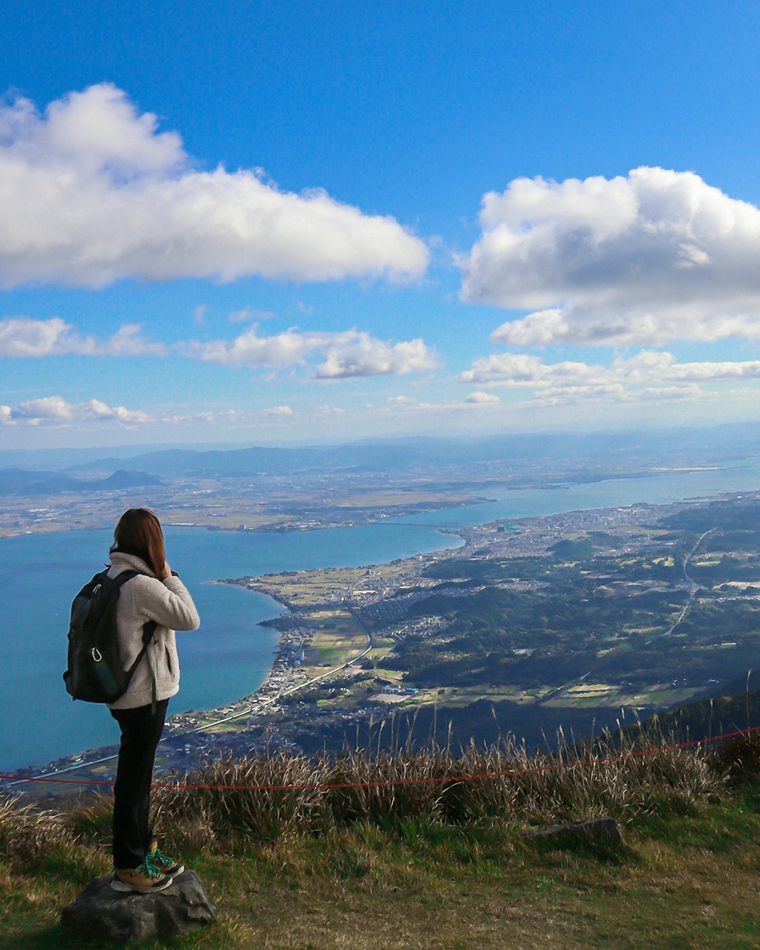 女性站在山顶俯瞰风景