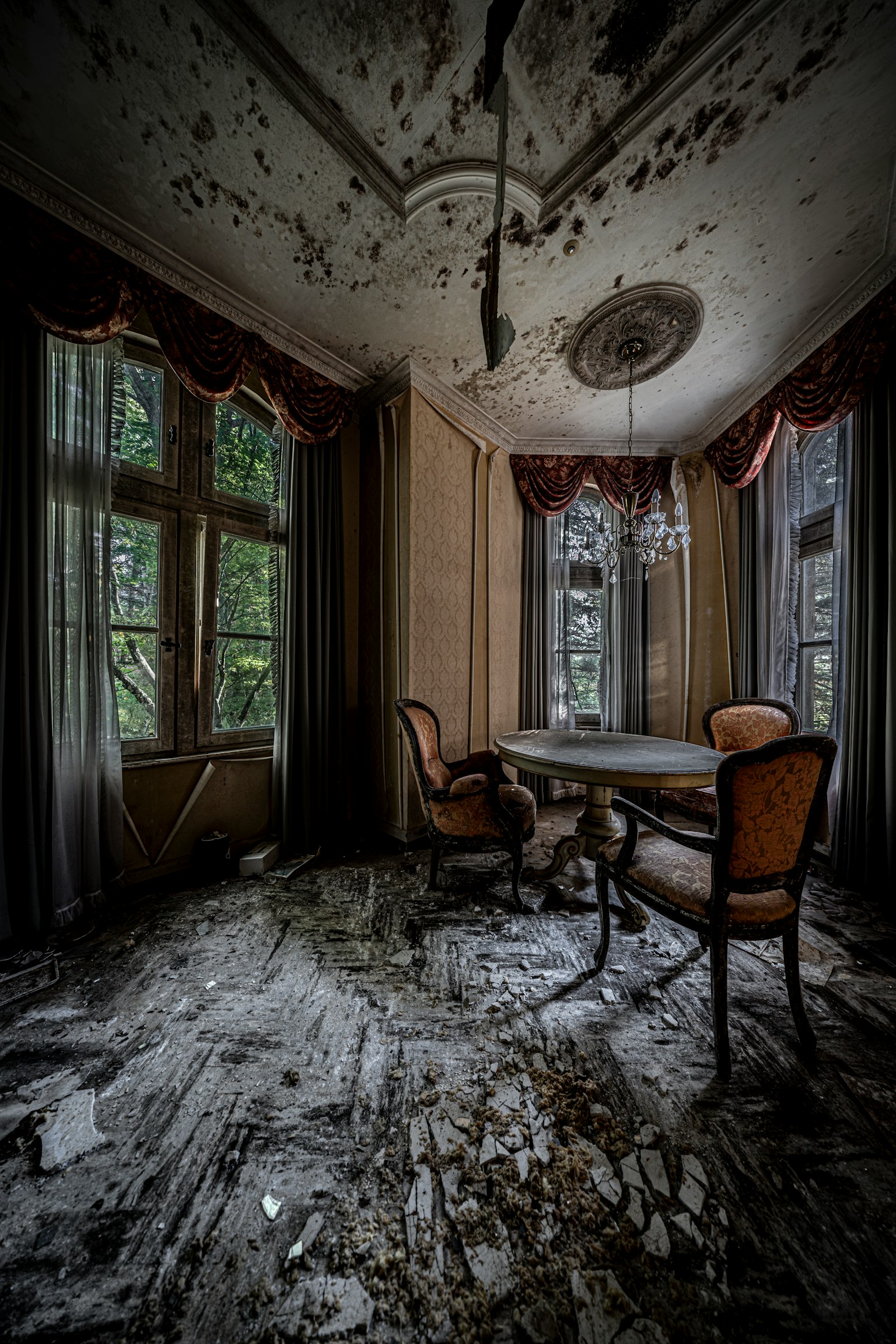 荒廃した部屋の内部 壁の剥がれたペイントと汚れた床 窓からの自然光が差し込む