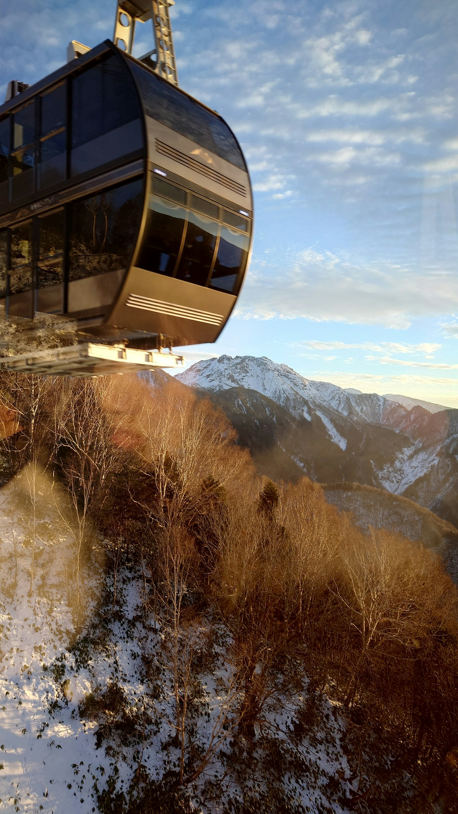近距離拍攝的纜車與山脈背景