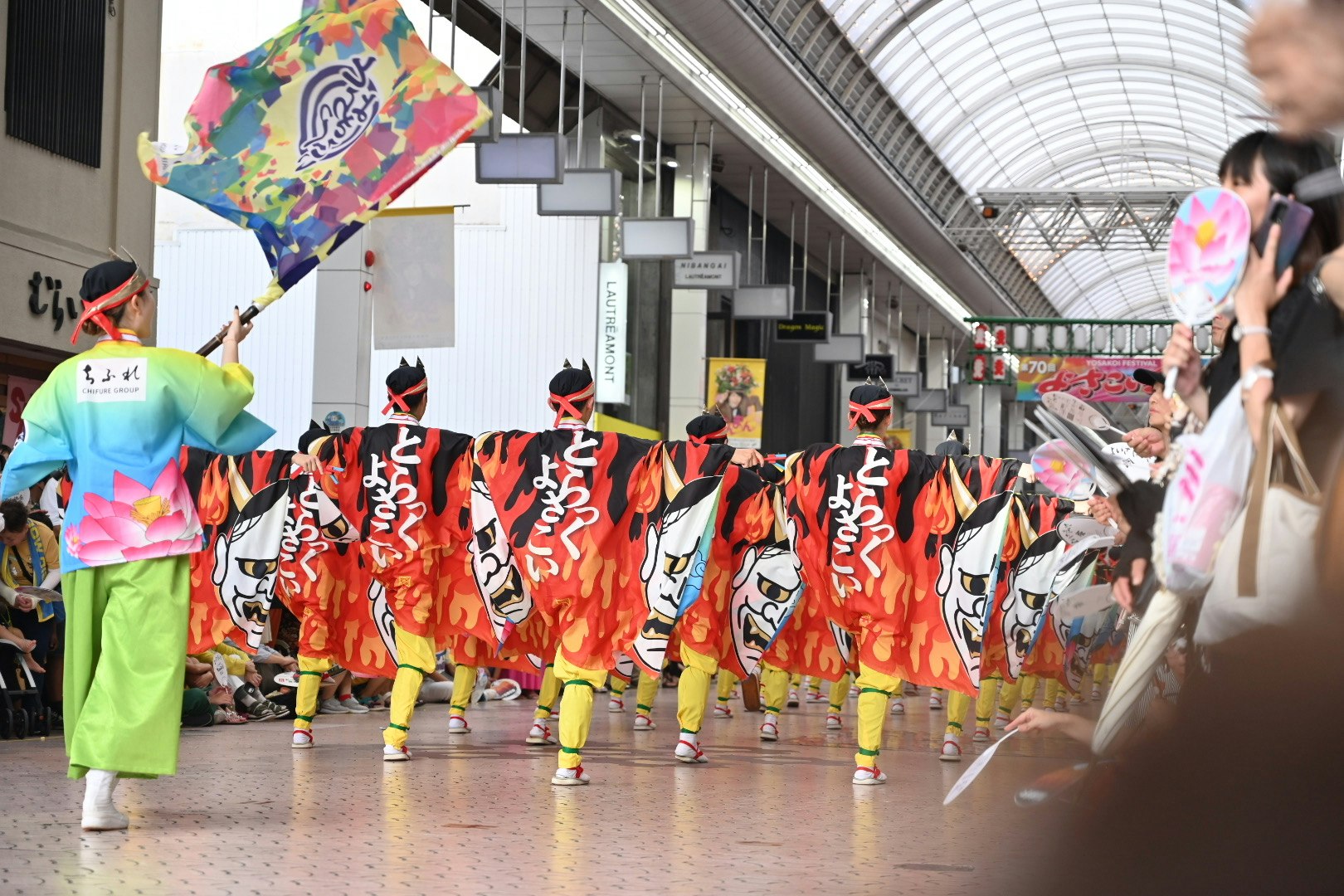 室内夏日祭现场，成排的よさこい舞者