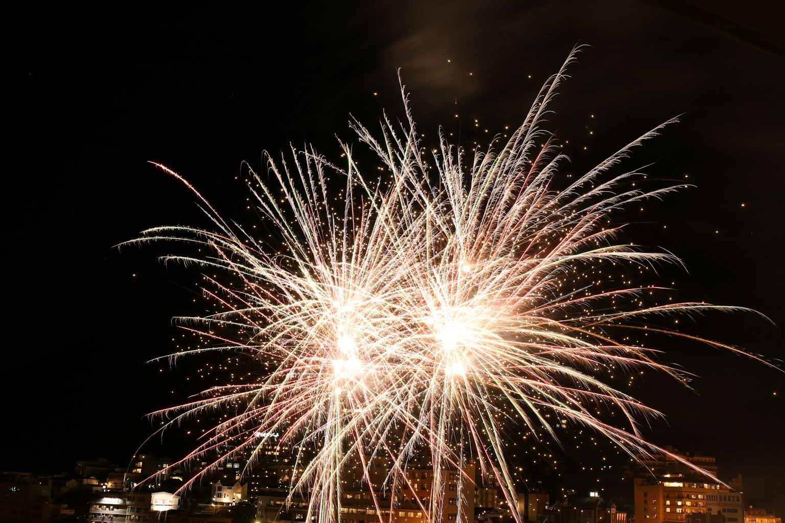 Un bellissimo spettacolo di fuochi d'artificio che illumina il cielo notturno