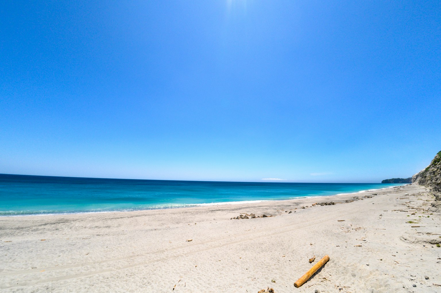 Vista panoramica di una spiaggia con cielo blu e acqua turchese