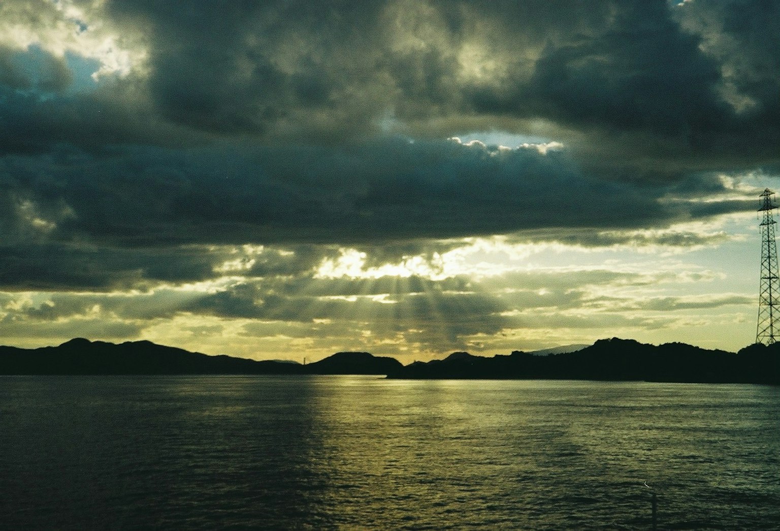 戏剧性的海景，乌云中透出的阳光