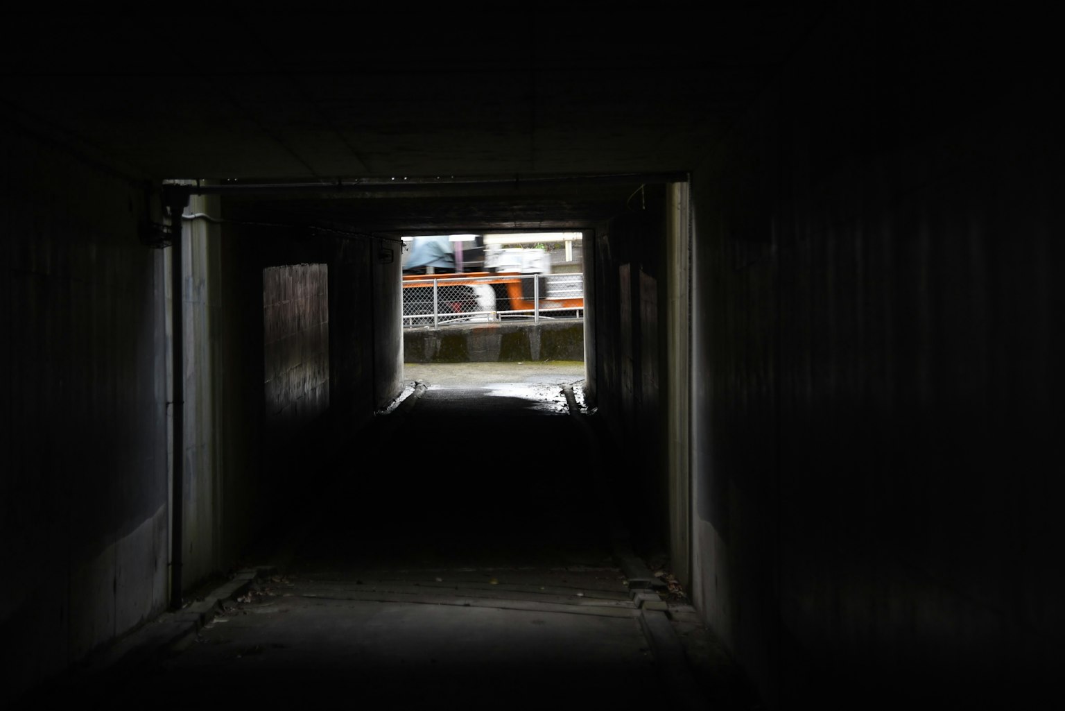 Dunkler Tunnel, der zu einer hellen Aussicht nach draußen führt