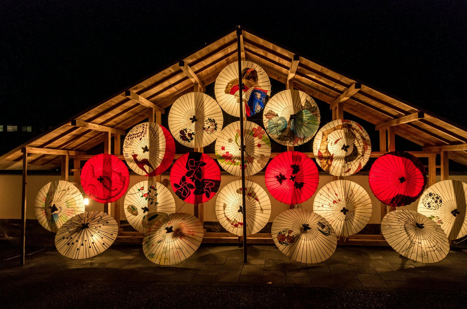 夜间屋顶下展示的五彩日本伞
