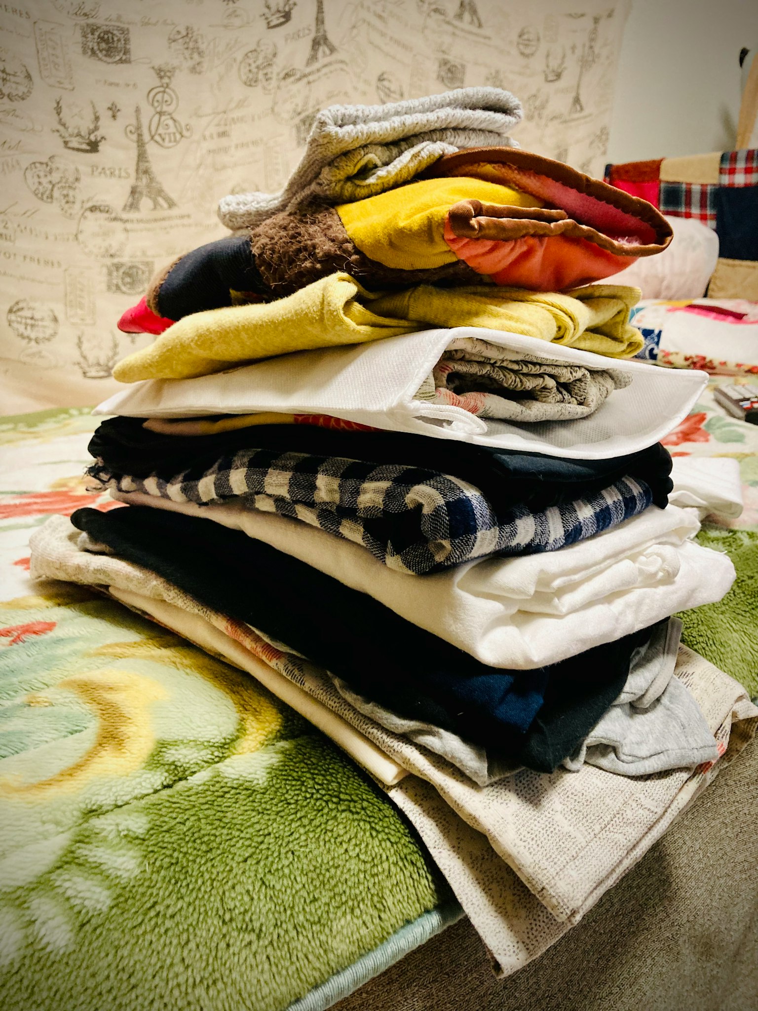 Una pila ordenada de ropa de colores