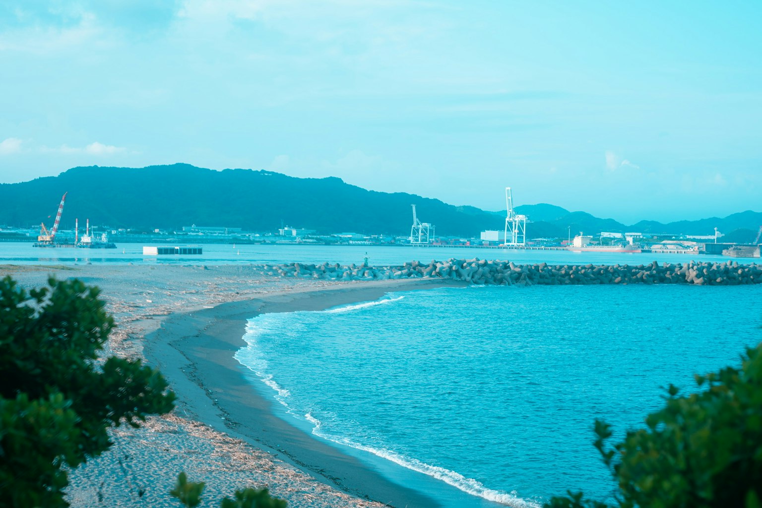 Pemandangan pelabuhan dengan laut biru dan pegunungan