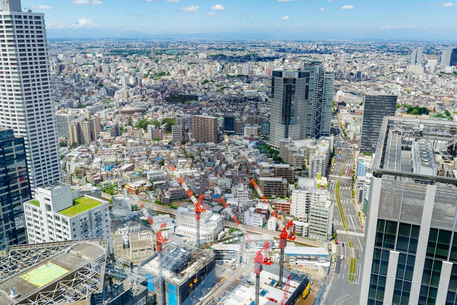 Pemandangan udara dari cakrawala Tokyo dengan lokasi konstruksi dan bangunan