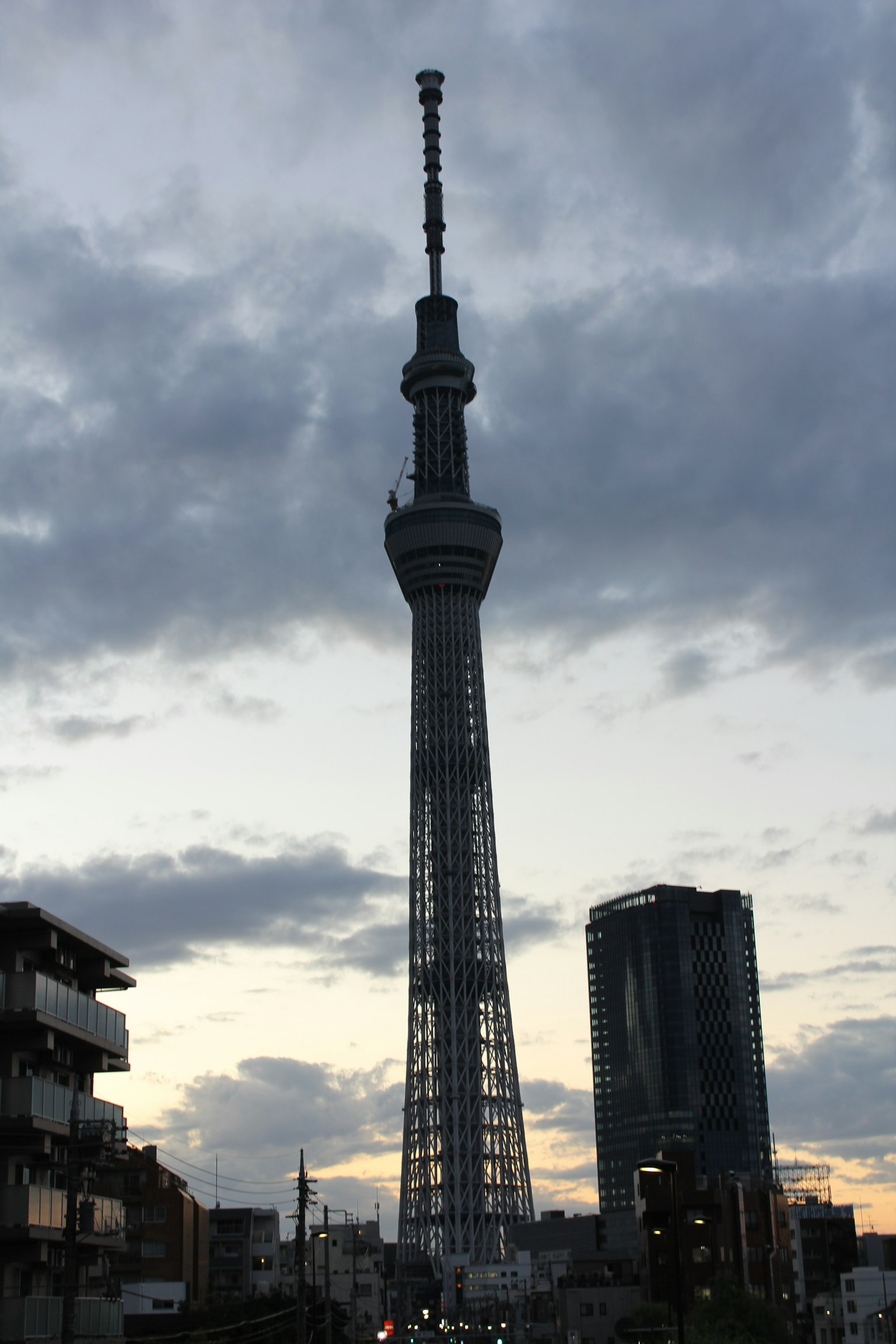 Silhouette des Tokyo Skytree bei Dämmerung