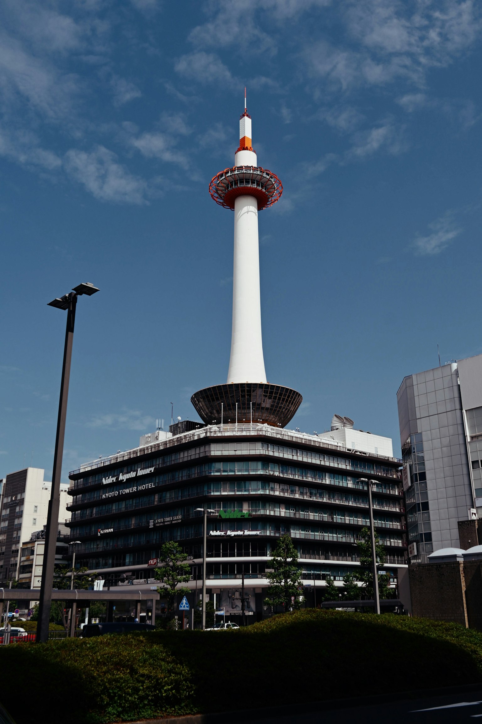 京都タワーと近代的な建物の風景青空の下