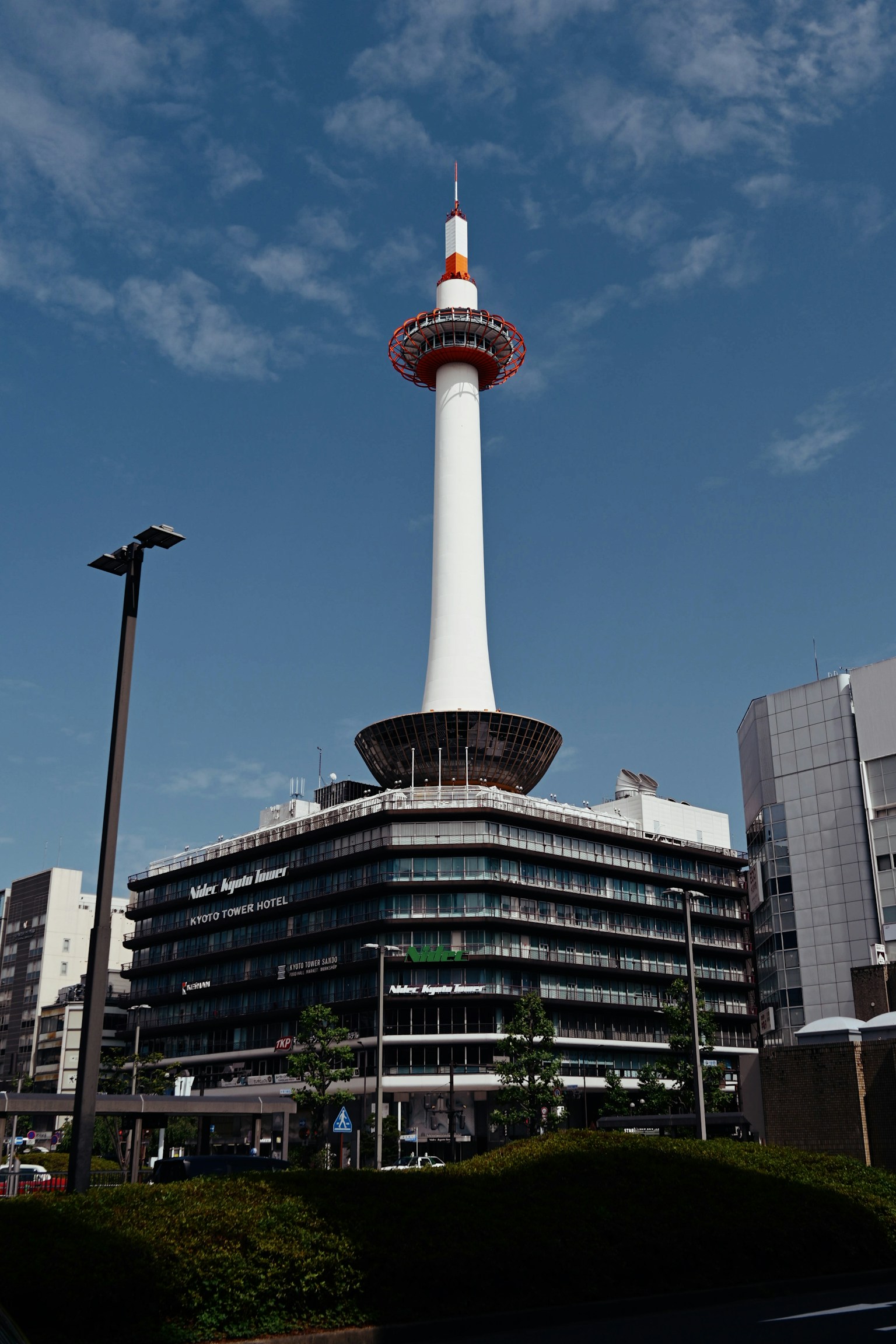 京都タワーと近代的な建物の風景青空の下