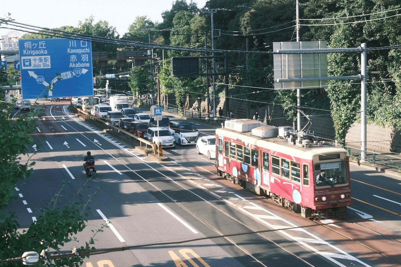 Trem merah melintas di persimpangan jalan yang tenang