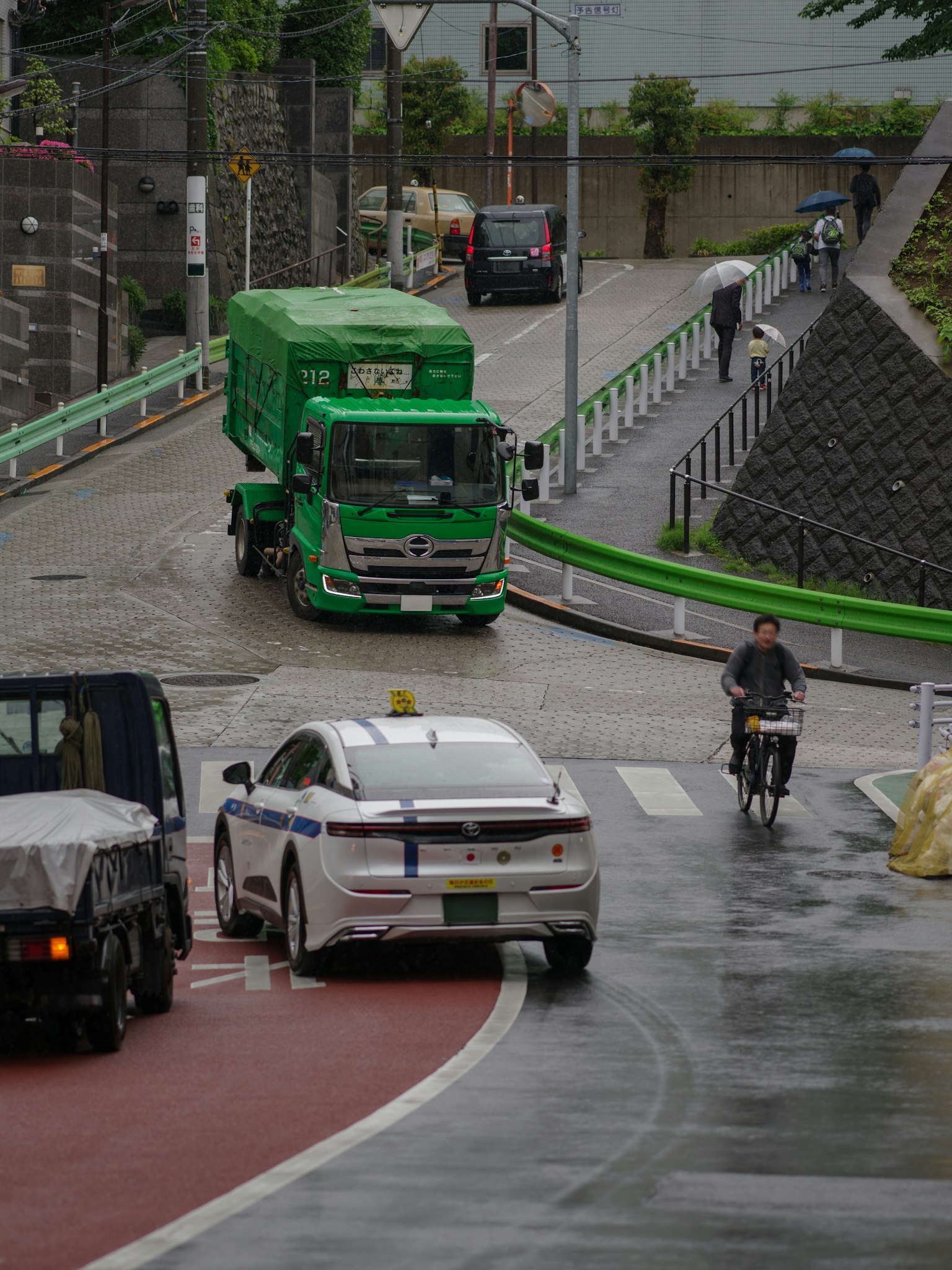Lkw und Taxi fahren im Regen Radfahrer auf der Straße