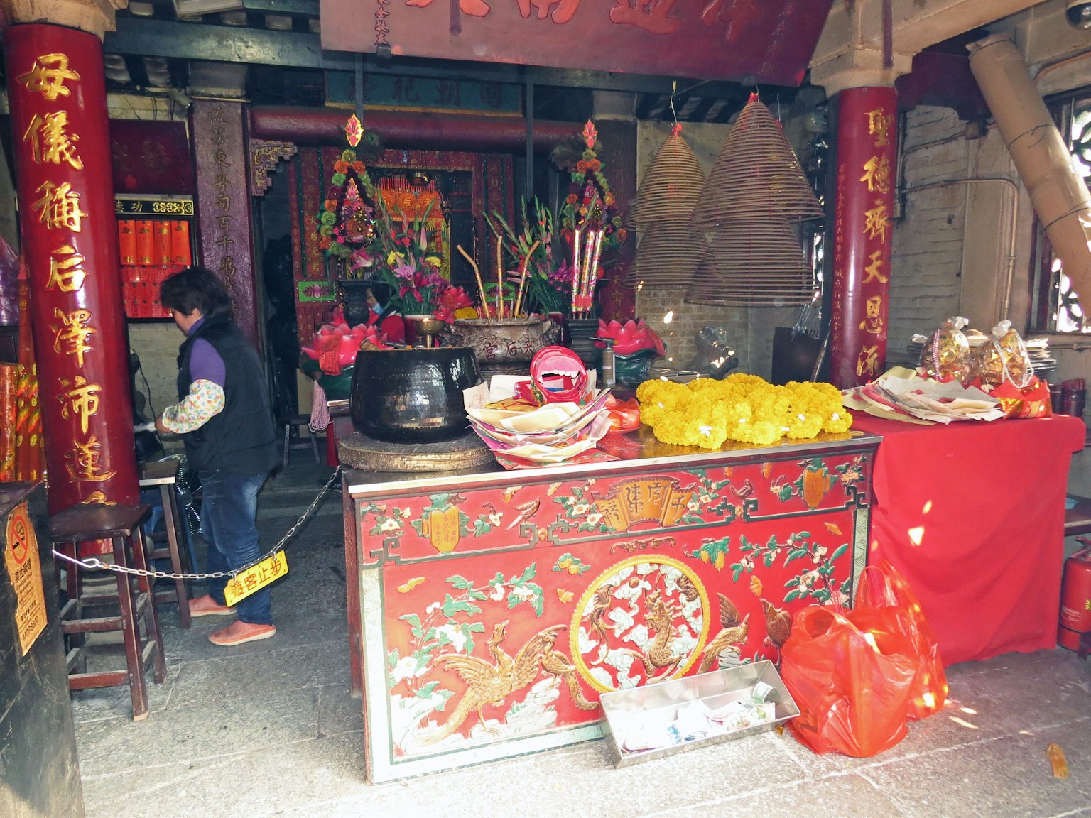 傳統寺廟內部裝飾的祭壇紅色柱子和供品